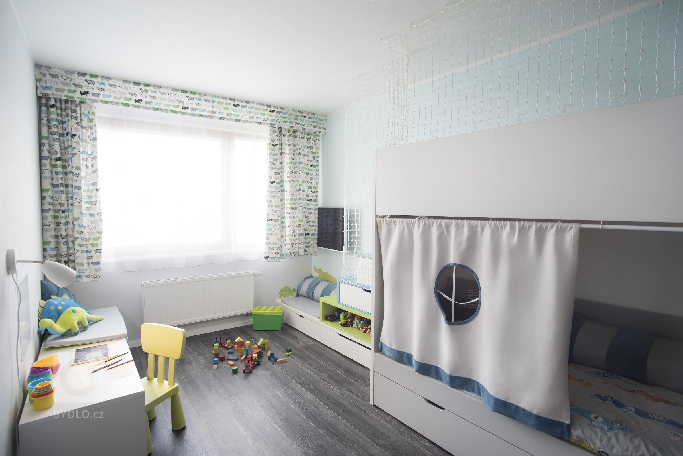 Novostavba, vzdušný byt s terasou, velikou sedačkou a projekčním plátnem pro mámu, tátu a dva malé kluky.&nbsp; &nbsp; &nbsp; &nbsp; &nbsp; &nbsp; &nbsp; &nbsp…