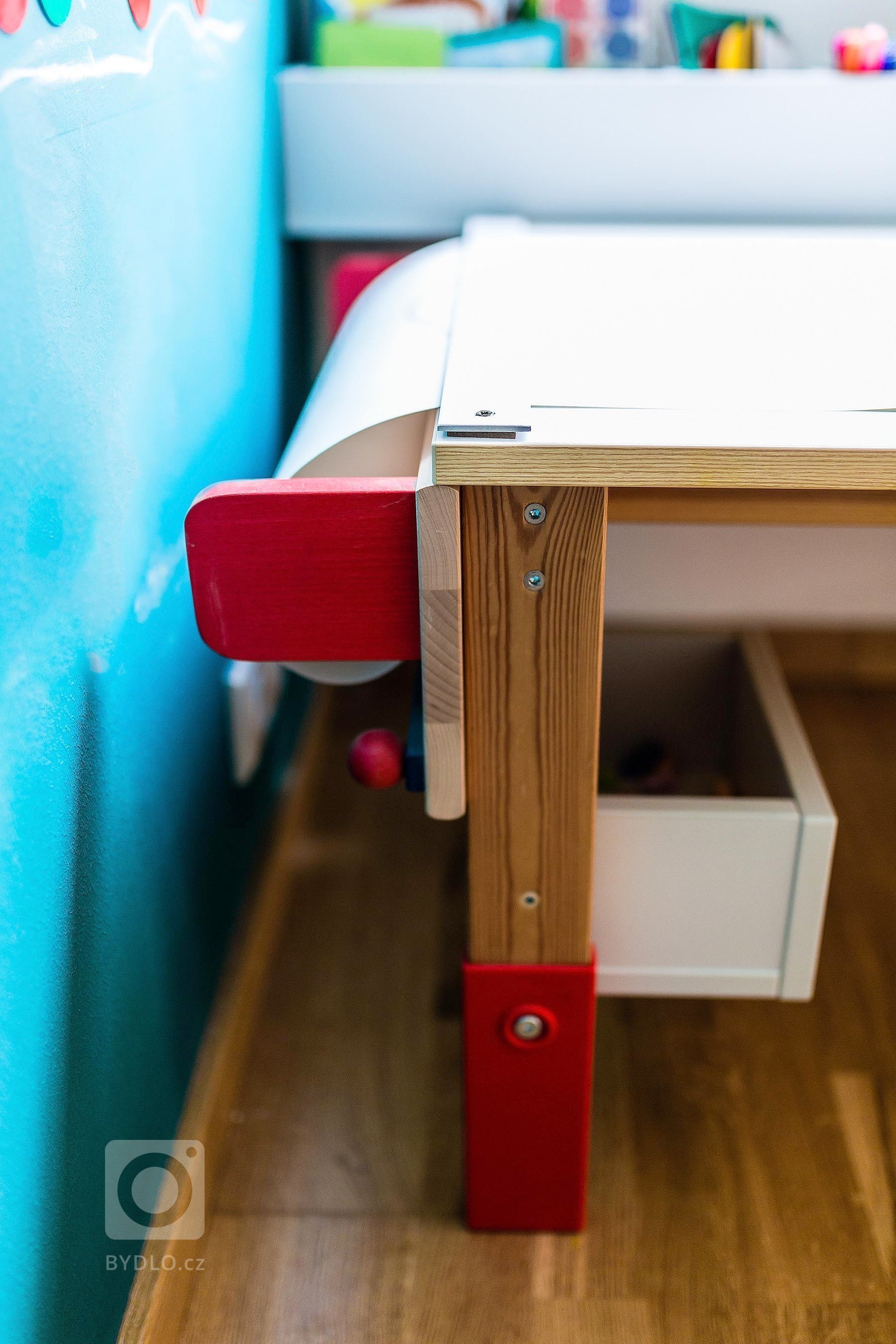 Dvouletý klučina miluje autíčka. Nový pokojík mu dodal odvahu opustit ložnici rodičů a spát ve své posteli:)

Zamiloval si bunkr pod postelí s volantem,…