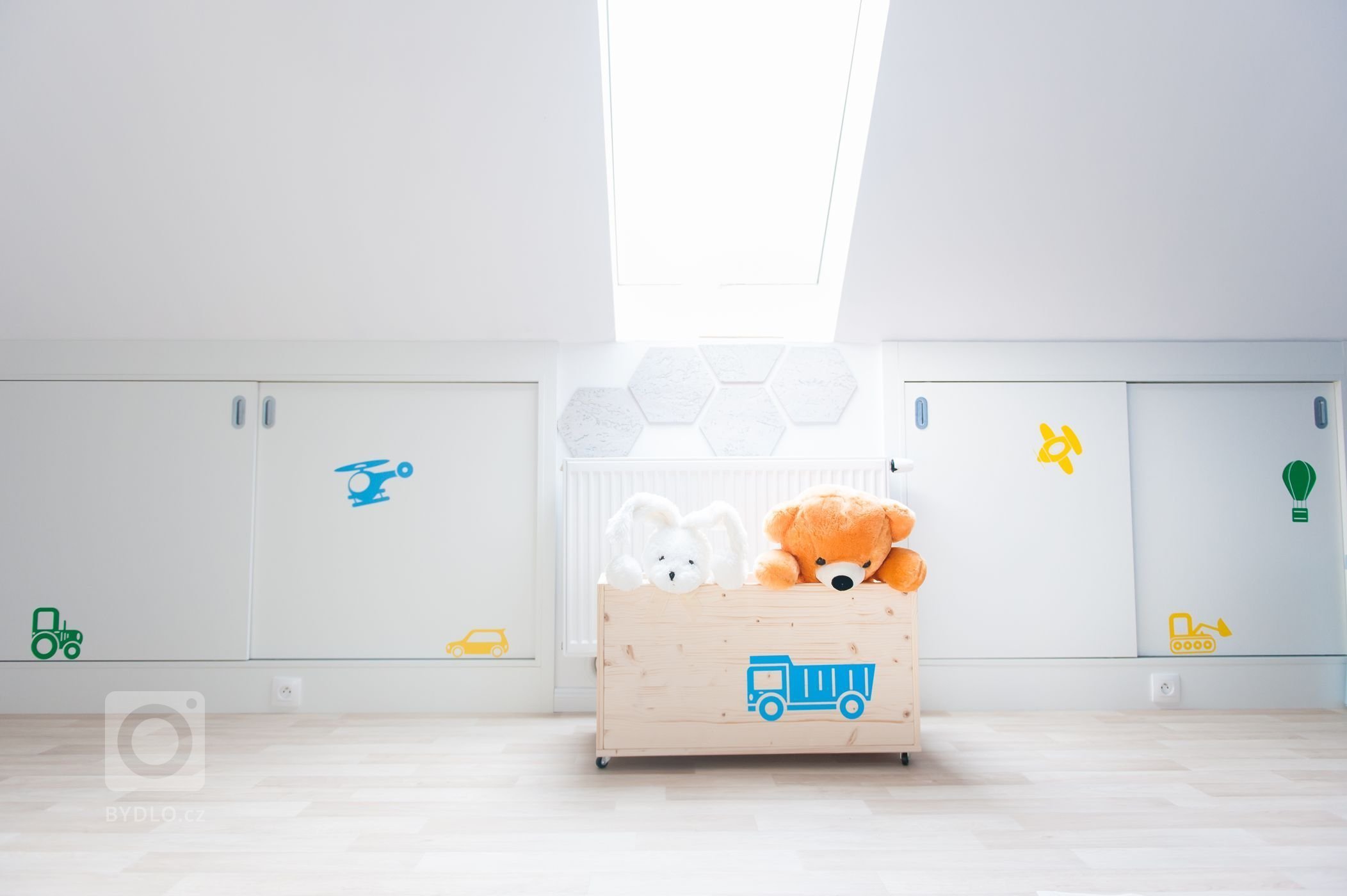 Rafinované úložné prostory pod oknem se samolepkami.