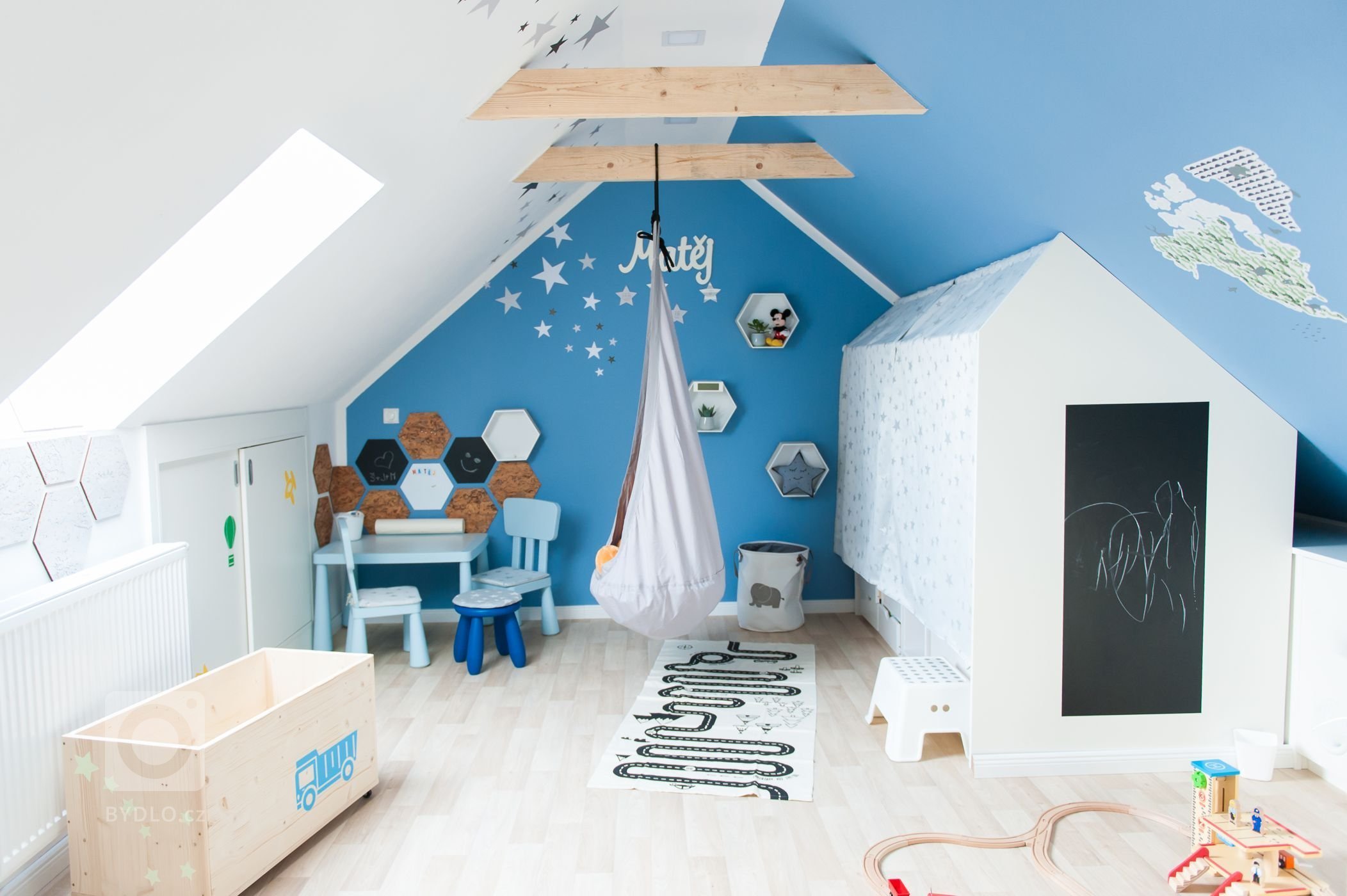 Pohled na celý pokojík od dveří.  Na první pohled neviditelné úložné prostory