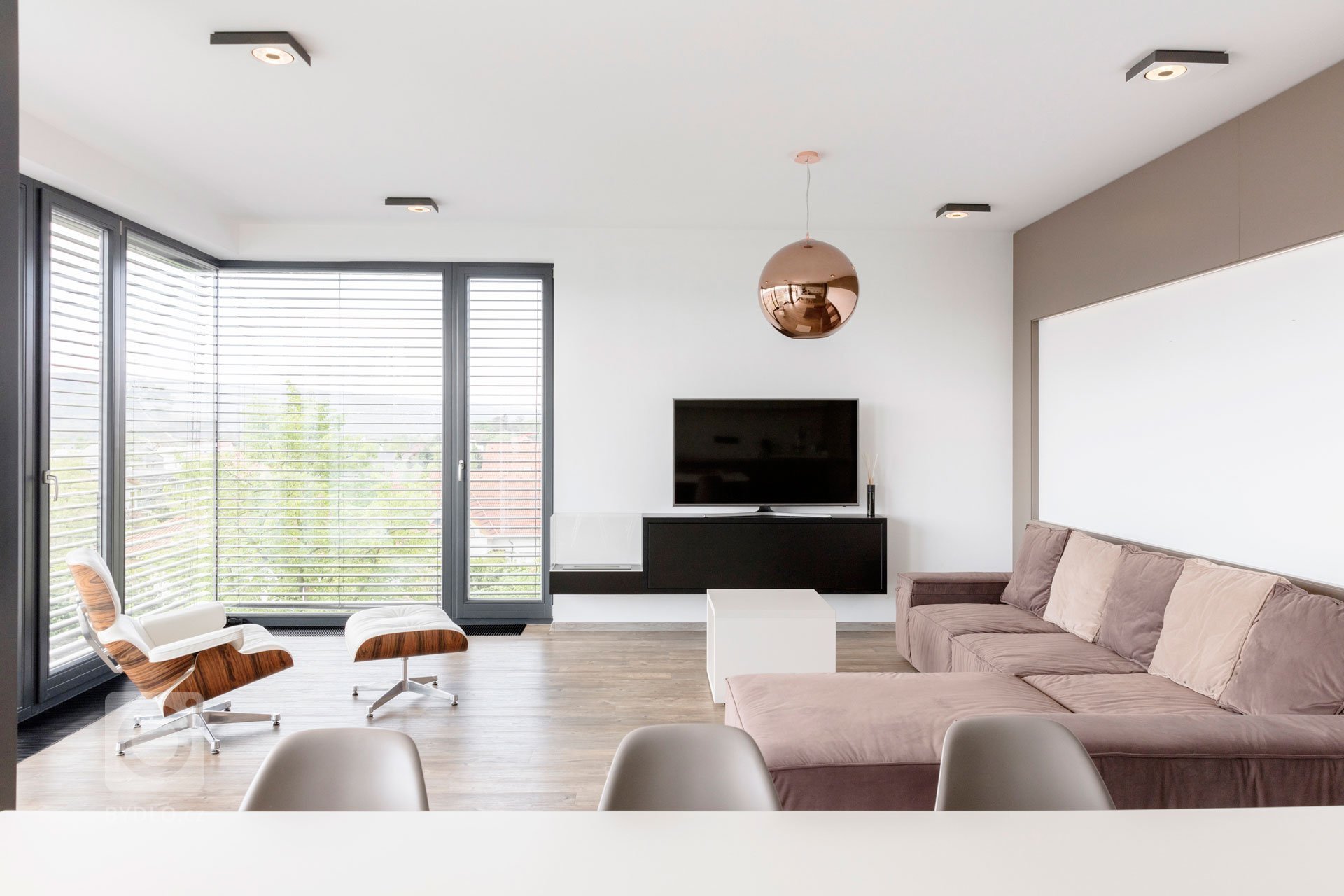 Interiér bytu v&nbsp;Černošicích jsme navrhli jako záměrně tlumeně barevný, s&nbsp;důrazem na jednoznačné linie. Naším záměrem bylo vytvořit vizuálně čistý a…