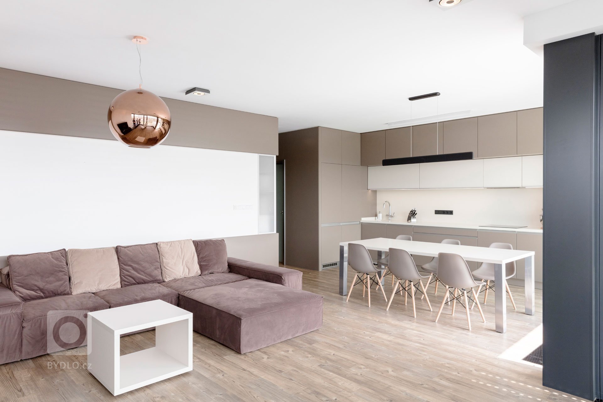 Interiér bytu v&nbsp;Černošicích jsme navrhli jako záměrně tlumeně barevný, s&nbsp;důrazem na jednoznačné linie. Naším záměrem bylo vytvořit vizuálně čistý a…
