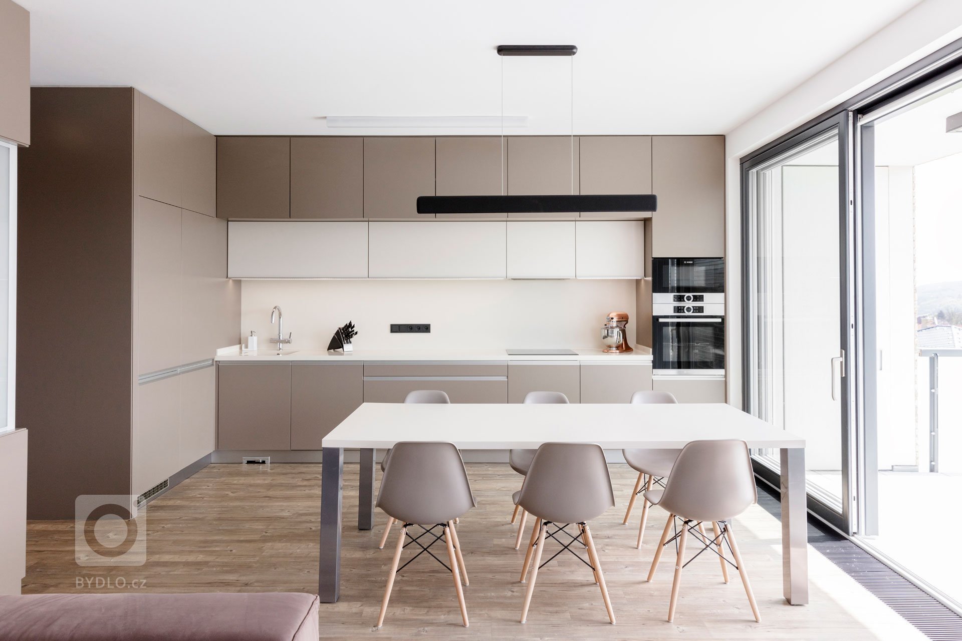 Interiér bytu v&nbsp;Černošicích jsme navrhli jako záměrně tlumeně barevný, s&nbsp;důrazem na jednoznačné linie. Naším záměrem bylo vytvořit vizuálně čistý a…