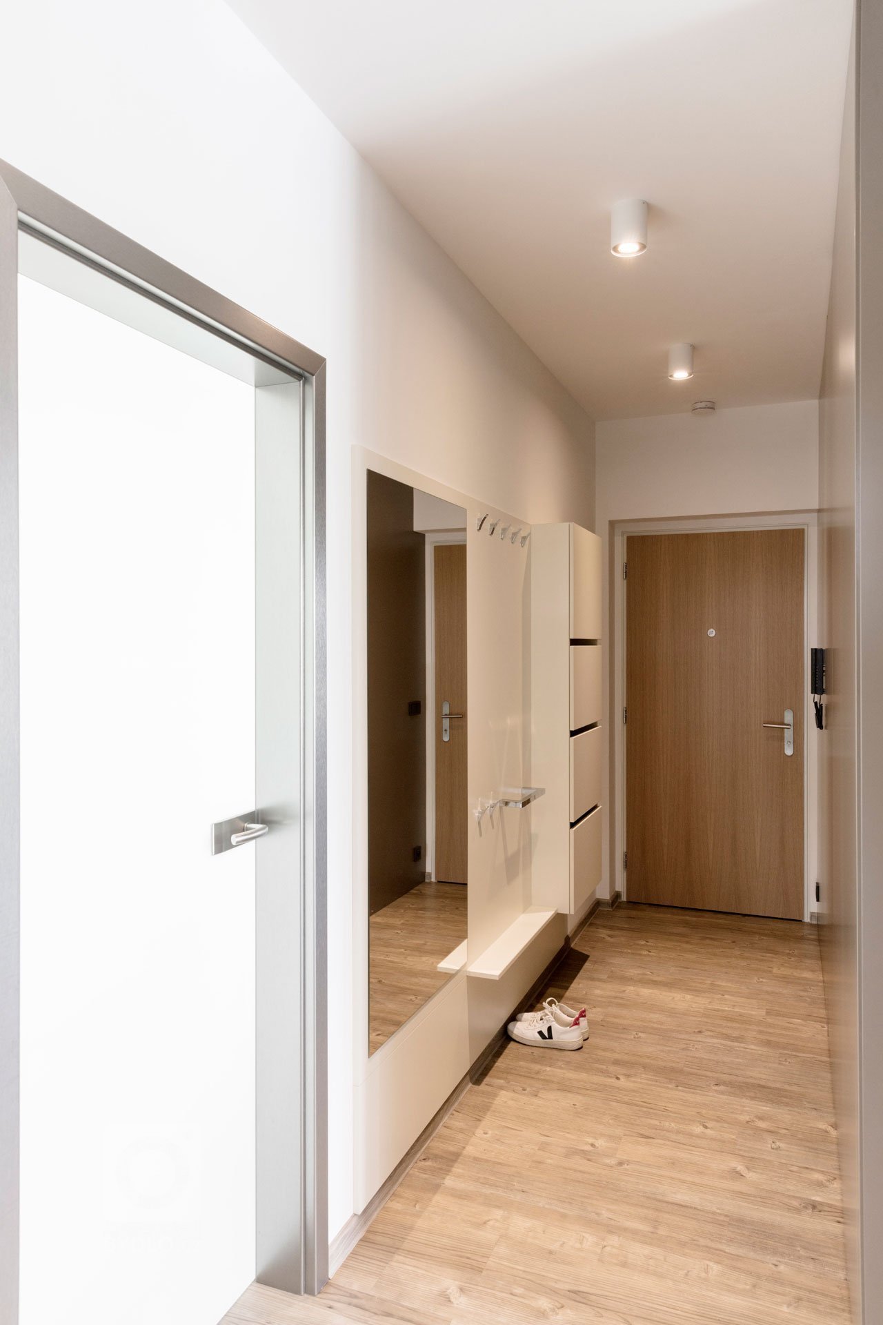 Interiér bytu v&nbsp;Černošicích jsme navrhli jako záměrně tlumeně barevný, s&nbsp;důrazem na jednoznačné linie. Naším záměrem bylo vytvořit vizuálně čistý a…