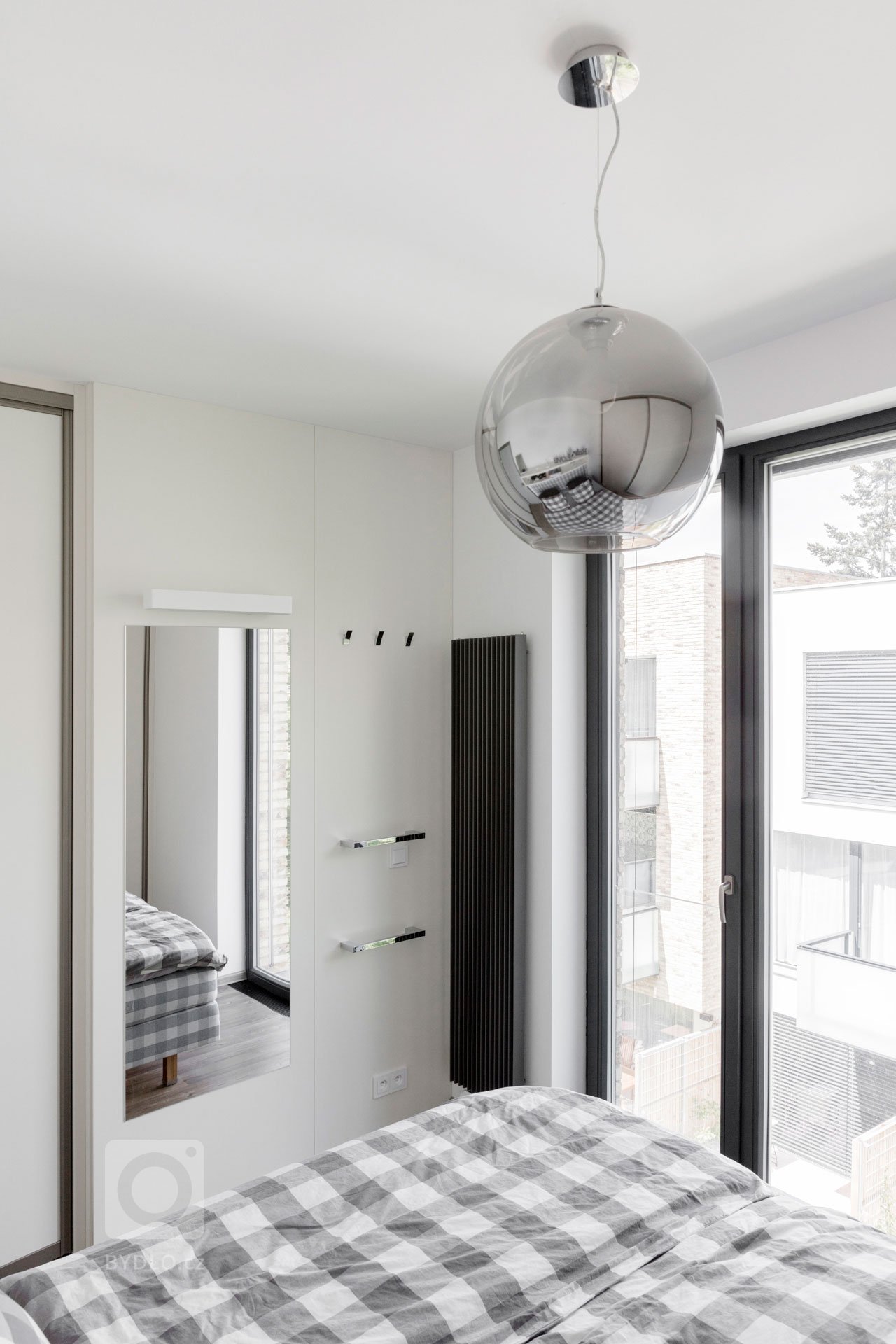 Interiér bytu v&nbsp;Černošicích jsme navrhli jako záměrně tlumeně barevný, s&nbsp;důrazem na jednoznačné linie. Naším záměrem bylo vytvořit vizuálně čistý a…