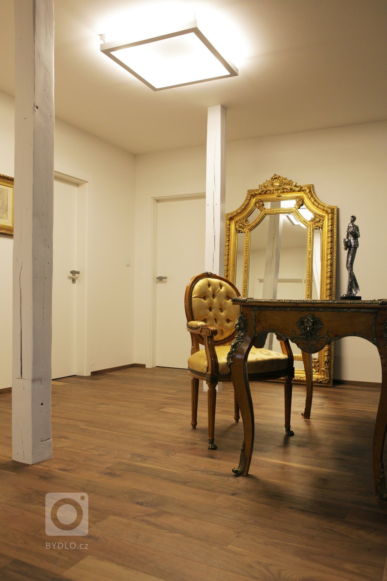 Řešený prostor se nachází v&nbsp;podkroví budovy, kde v&nbsp;části je šikmý strop a&nbsp;sloupy podpírající střechu. Návrh přetváří tento přirozený hendikep do…