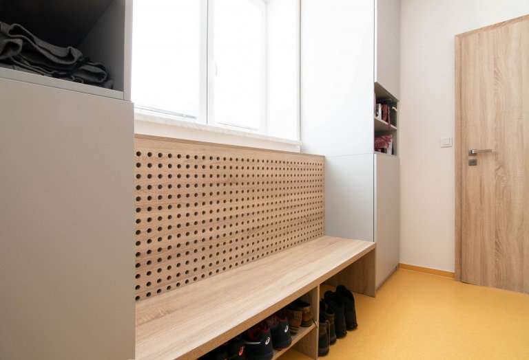 Byt v historickém domě na náměstí v Náměšti nad Oslavou. Tlusté zdi, z oken výhled na zámek, nevyužité podkroví, možnost terasy. Tohle vše nás zlákalo k…