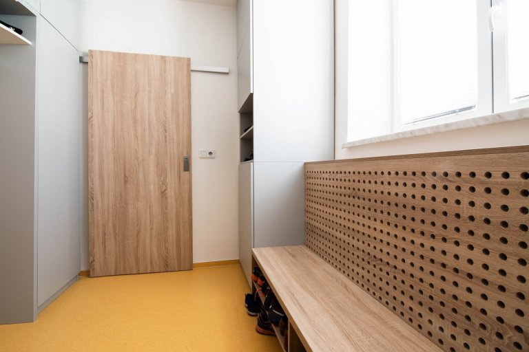 Byt v historickém domě na náměstí v Náměšti nad Oslavou. Tlusté zdi, z oken výhled na zámek, nevyužité podkroví, možnost terasy. Tohle vše nás zlákalo k…