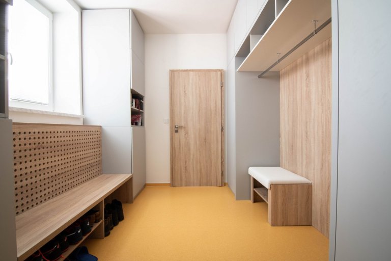 Byt v historickém domě na náměstí v Náměšti nad Oslavou. Tlusté zdi, z oken výhled na zámek, nevyužité podkroví, možnost terasy. Tohle vše nás zlákalo k…