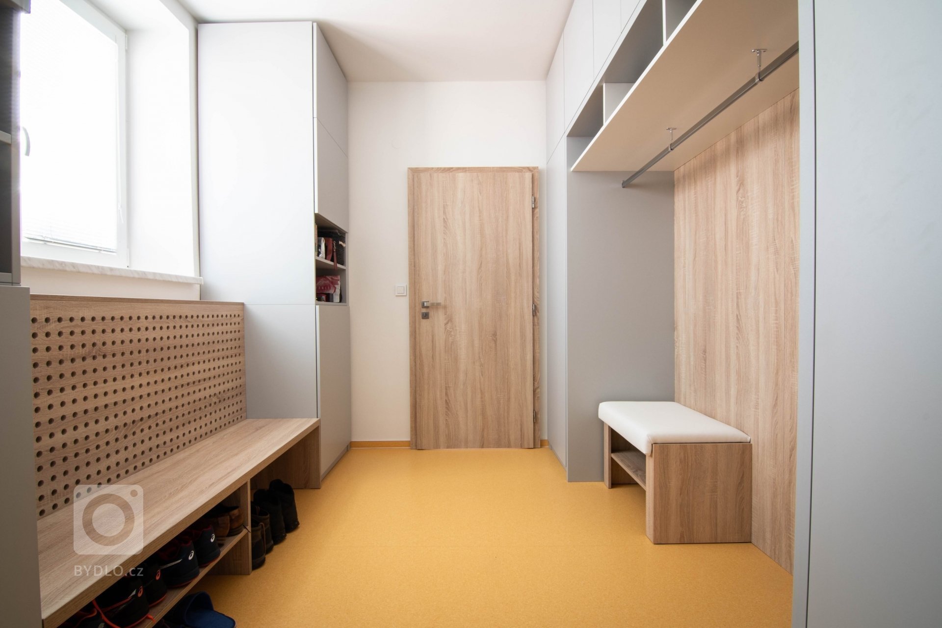 Byt v historickém domě na náměstí v Náměšti nad Oslavou. Tlusté zdi, z oken výhled na zámek, nevyužité podkroví, možnost terasy. Tohle vše nás zlákalo k…