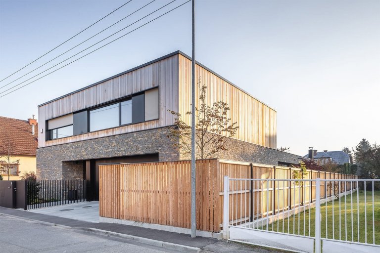 Atriový dům s kamennou fasádou