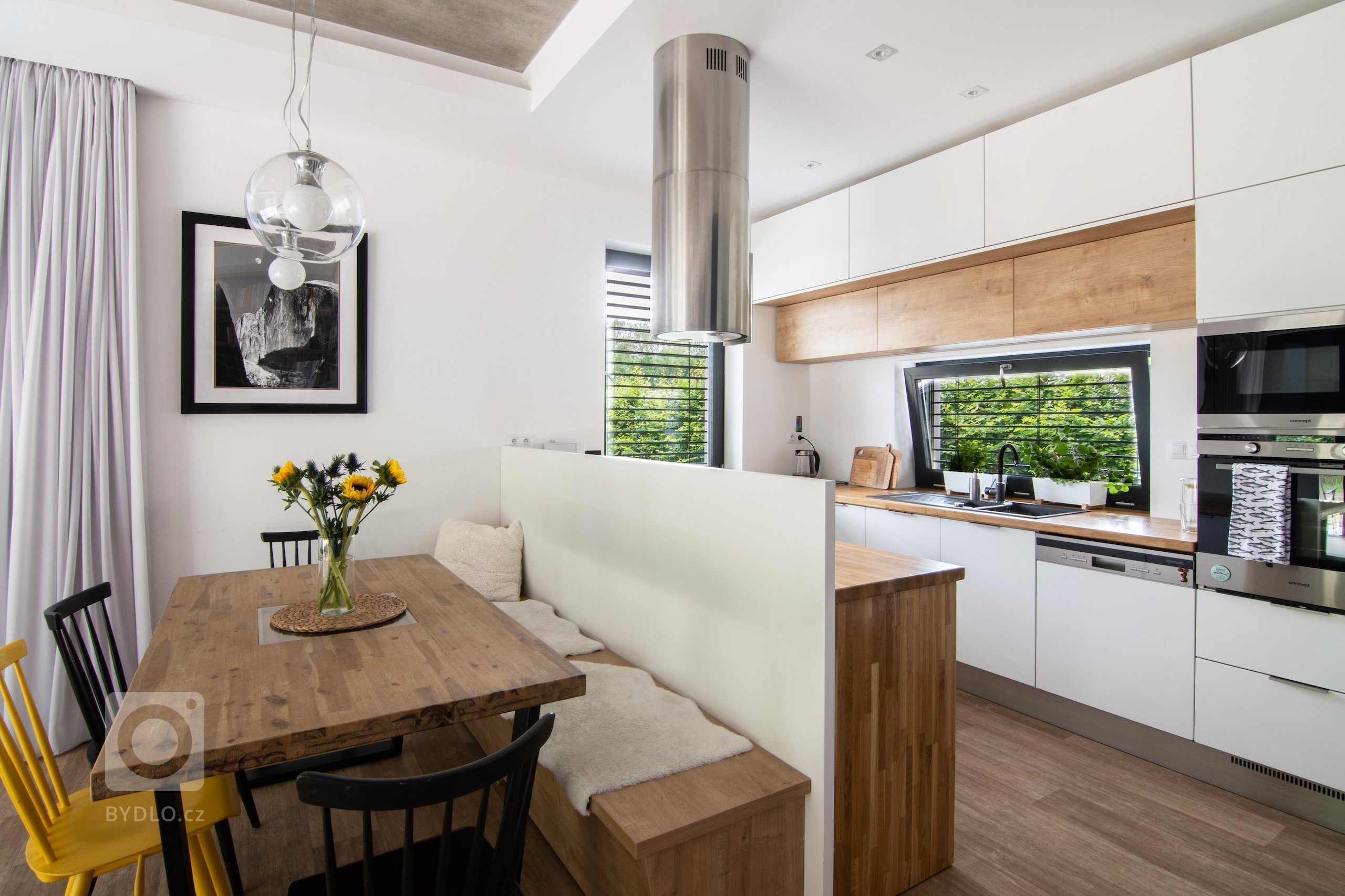 Interiér rodinného domu v těsném sousedství boršovského zámečku. Logická a velkorysá dispozice domu před dokončením nabízela možnost dotáhnout projekt kolegů…