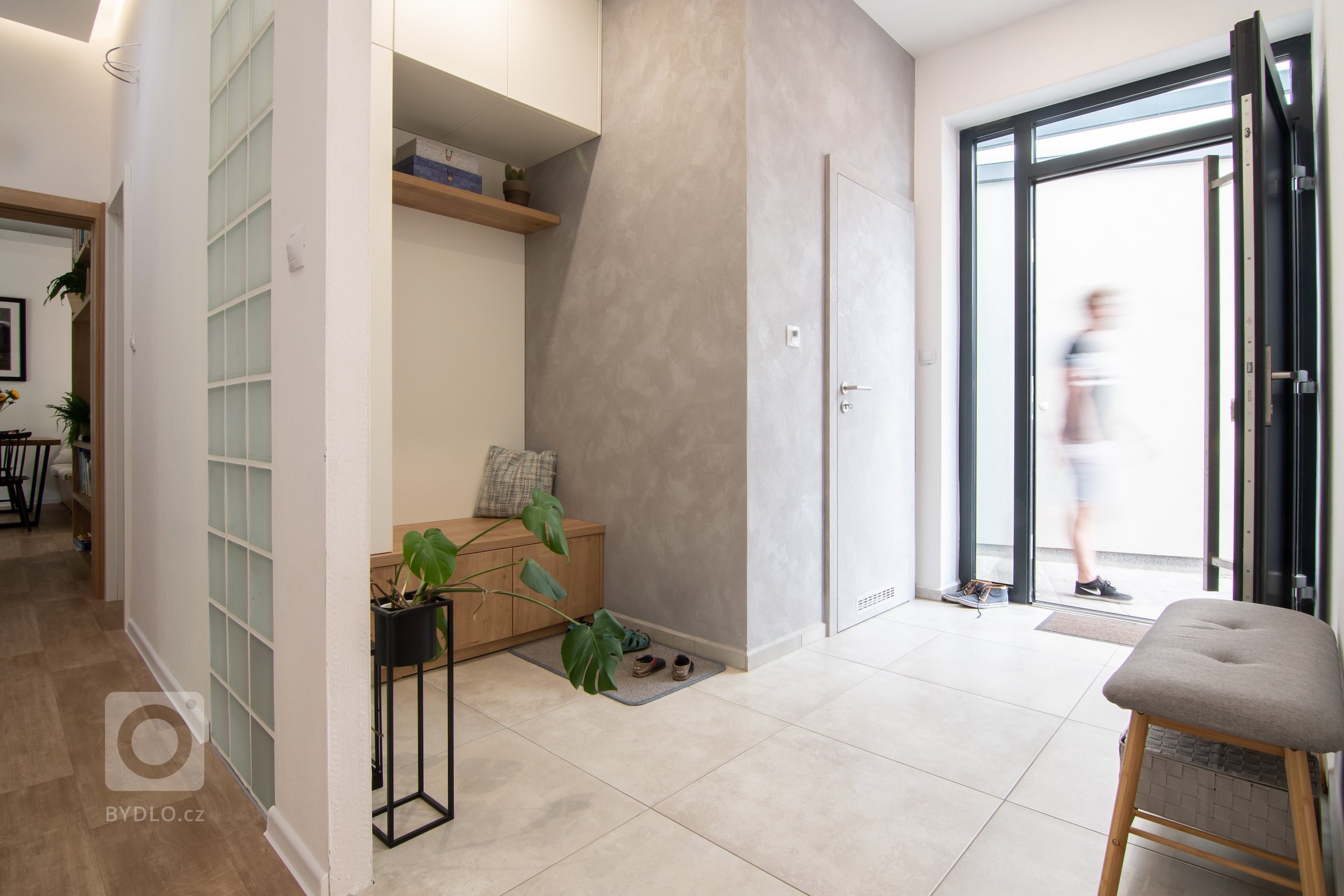 Interiér rodinného domu v těsném sousedství boršovského zámečku. Logická a velkorysá dispozice domu před dokončením nabízela možnost dotáhnout projekt kolegů…