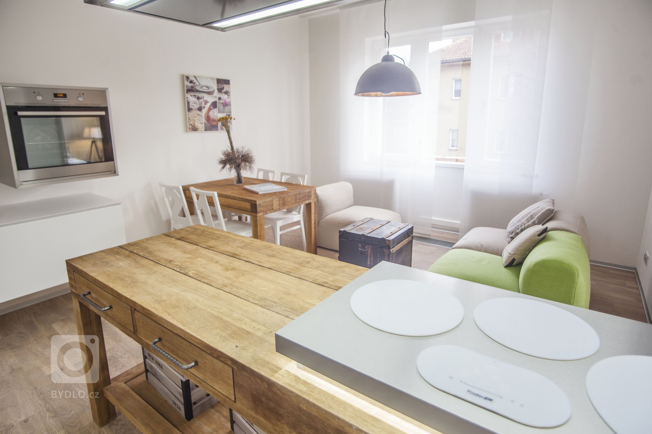 Kuchyň v americkém stylu Colonial dokonale propojuje na první pohled zdánlivě nesourodé kovové plochy s přírodními dřevěnými stoly. Netradičních prvků je v…