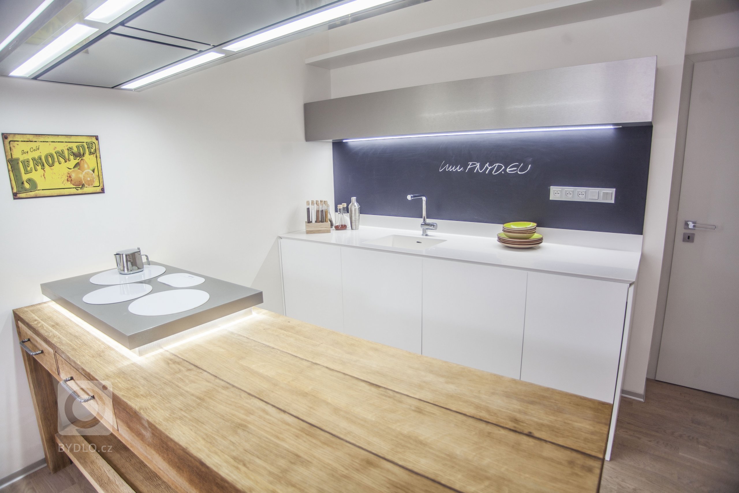 Kuchyň v americkém stylu Colonial dokonale propojuje na první pohled zdánlivě nesourodé kovové plochy s přírodními dřevěnými stoly. Netradičních prvků je v…