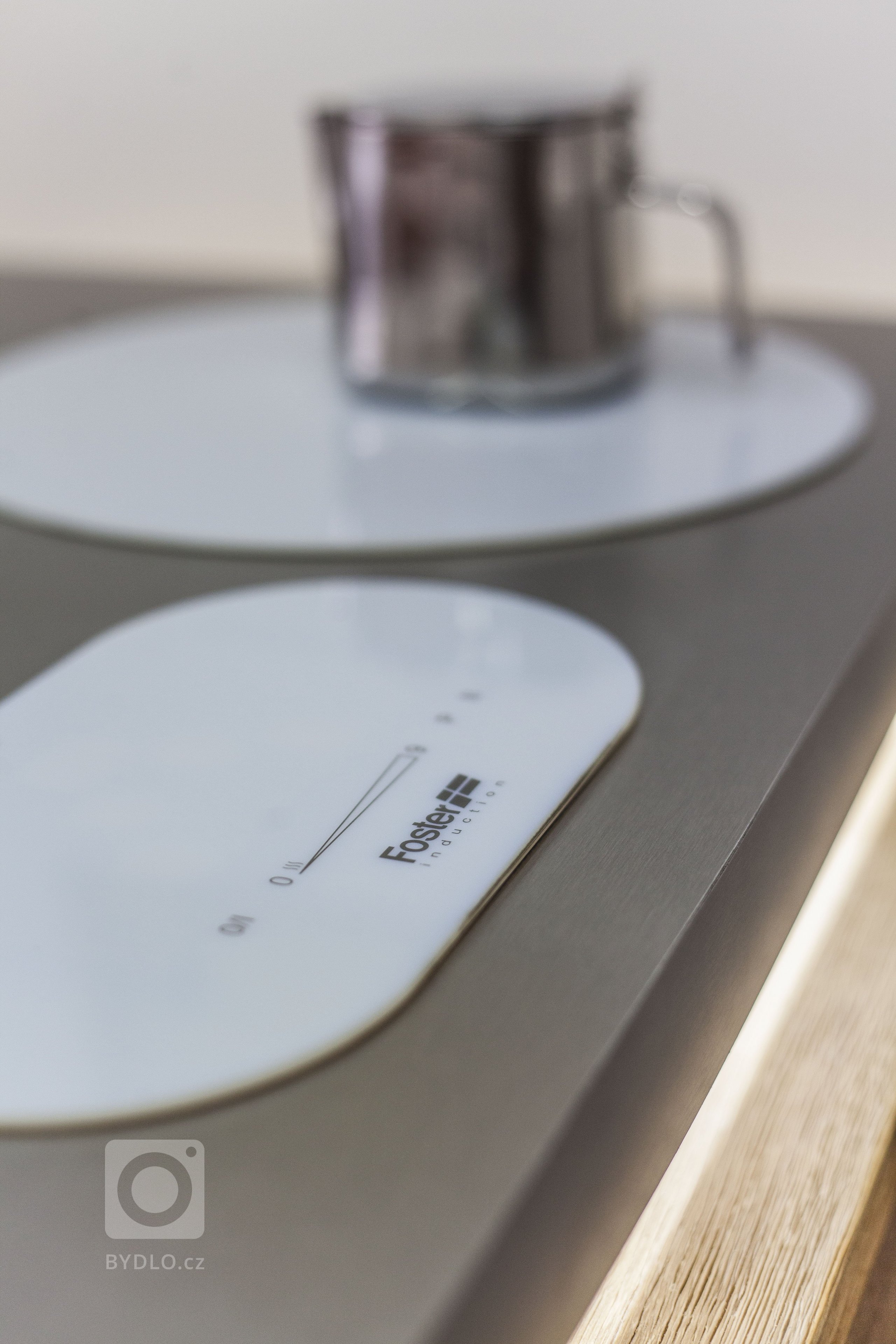 Kuchyň v americkém stylu Colonial dokonale propojuje na první pohled zdánlivě nesourodé kovové plochy s přírodními dřevěnými stoly. Netradičních prvků je v…