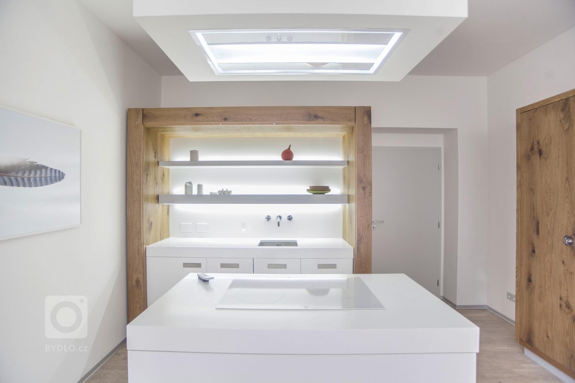 Netradiční řešení skříňové kuchyně. Stroze bílá kuchyň je zasazena do rustikální dubové skříně. Hlavní část kuchyně doplňuje potravinová skříň a ostrůvek s…