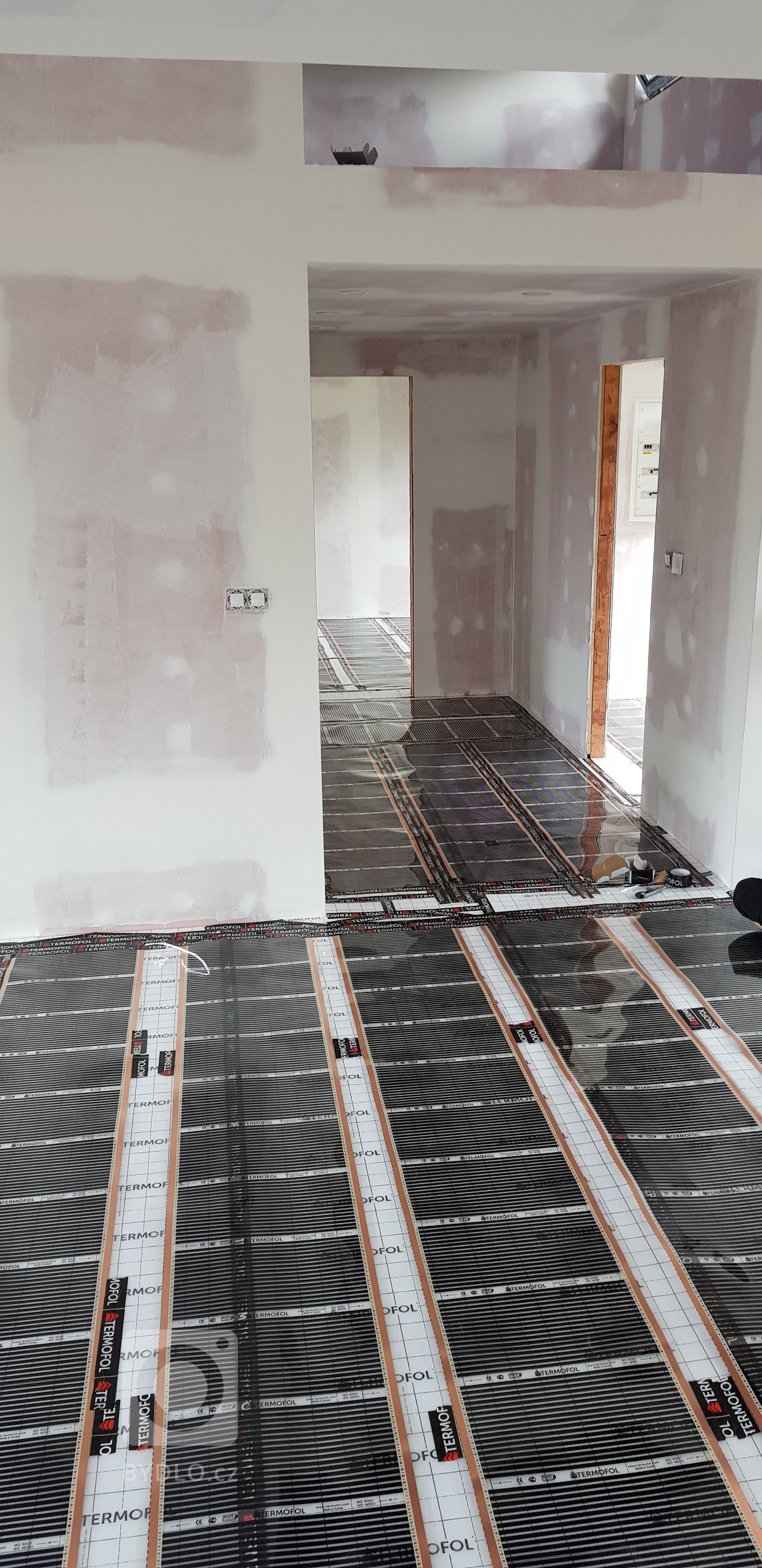 Podlahové vytápění za pomocí topných systému (topné fólie) o výkonu od 60W do 400W na 1m2. V tomto domě jsme použily topný systém o výkonu 80W/1m2 celkový…