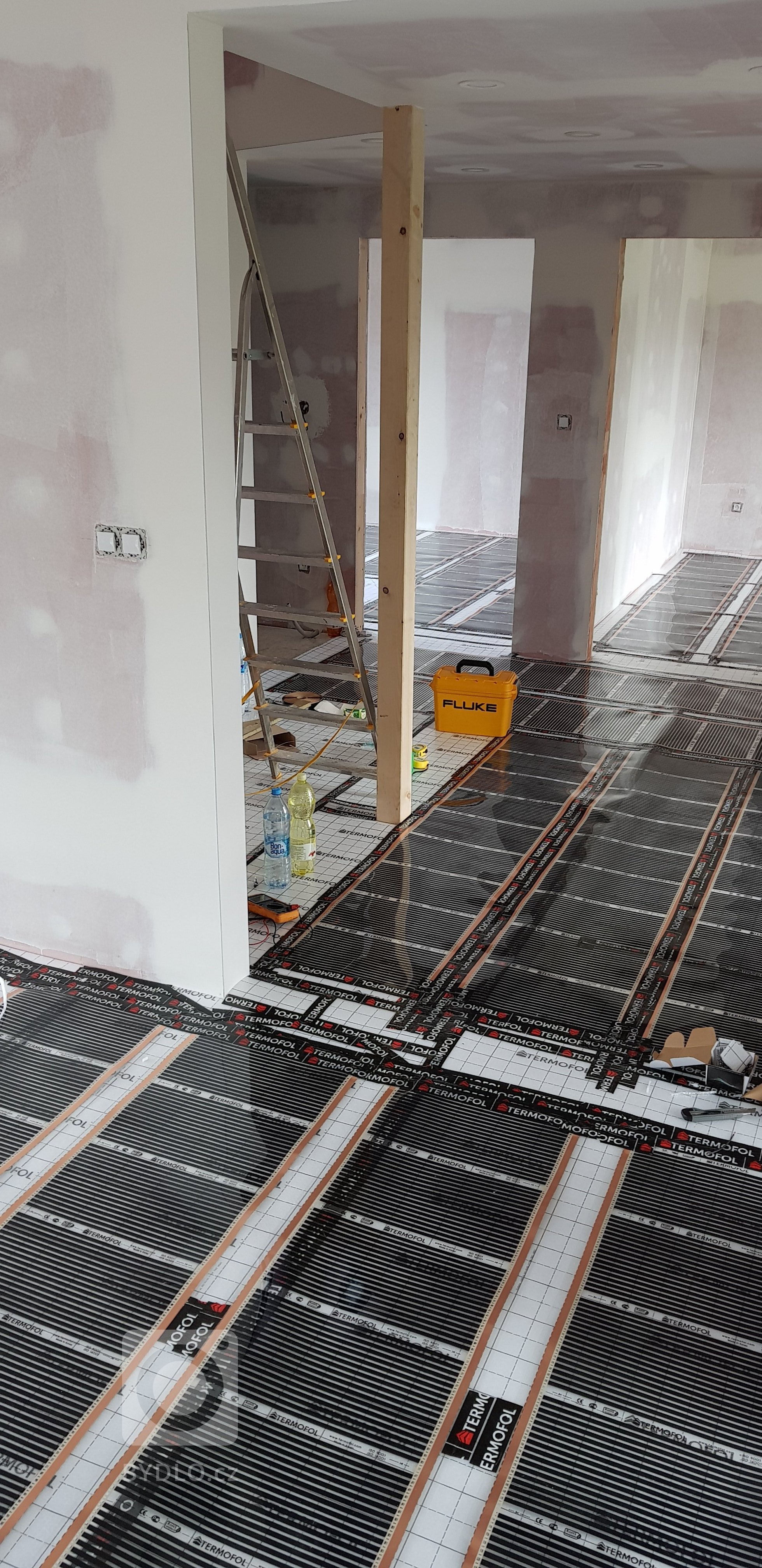 Podlahové vytápění za pomocí topných systému (topné fólie) o výkonu od 60W do 400W na 1m2. V tomto domě jsme použily topný systém o výkonu 80W/1m2 celkový…