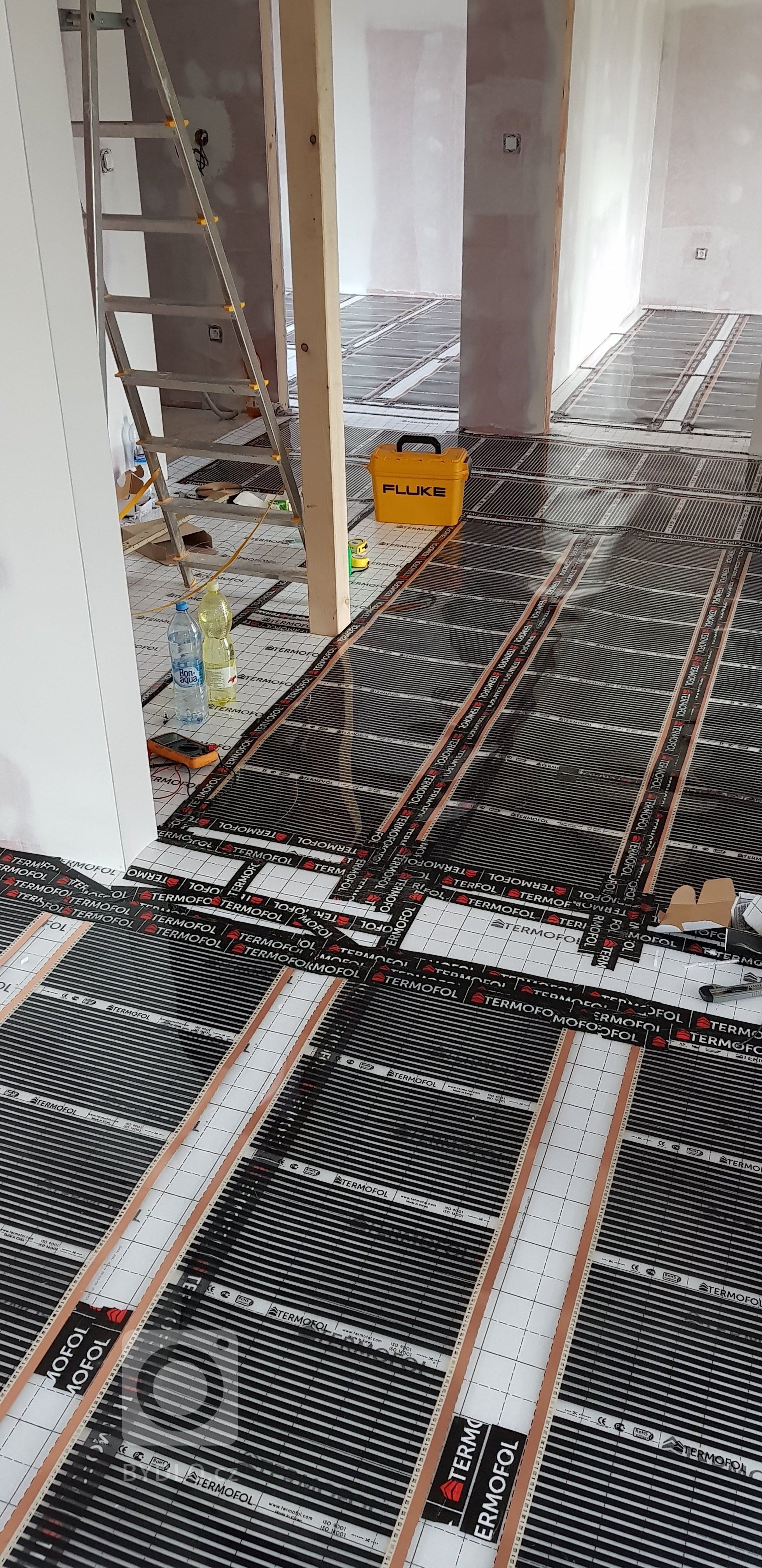 Podlahové vytápění za pomocí topných systému (topné fólie) o výkonu od 60W do 400W na 1m2. V tomto domě jsme použily topný systém o výkonu 80W/1m2 celkový…