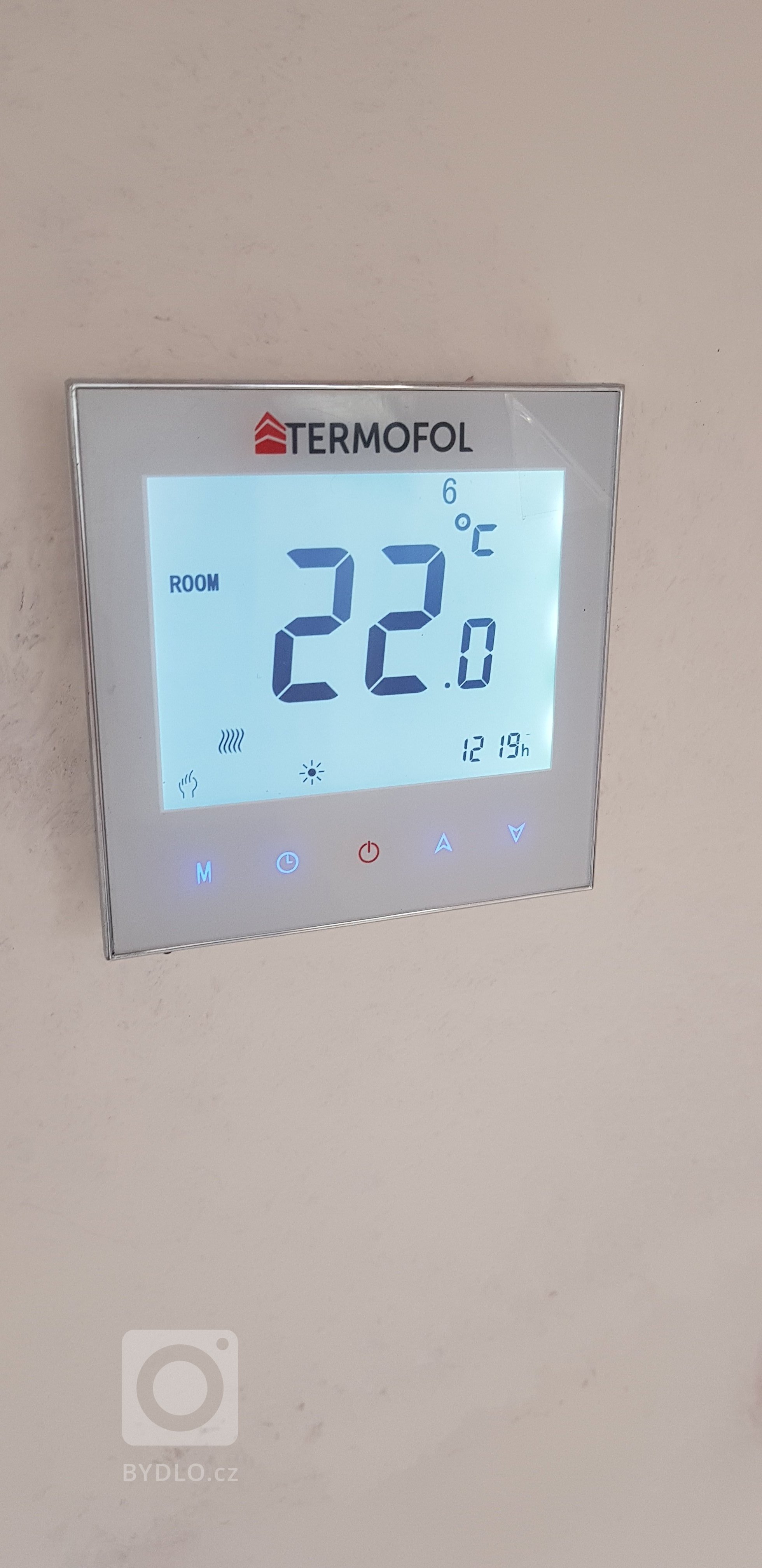 Podlahové vytápění za pomocí topných systému (topné fólie) o výkonu od 60W do 400W na 1m2. V tomto domě jsme použily topný systém o výkonu 80W/1m2 celkový…