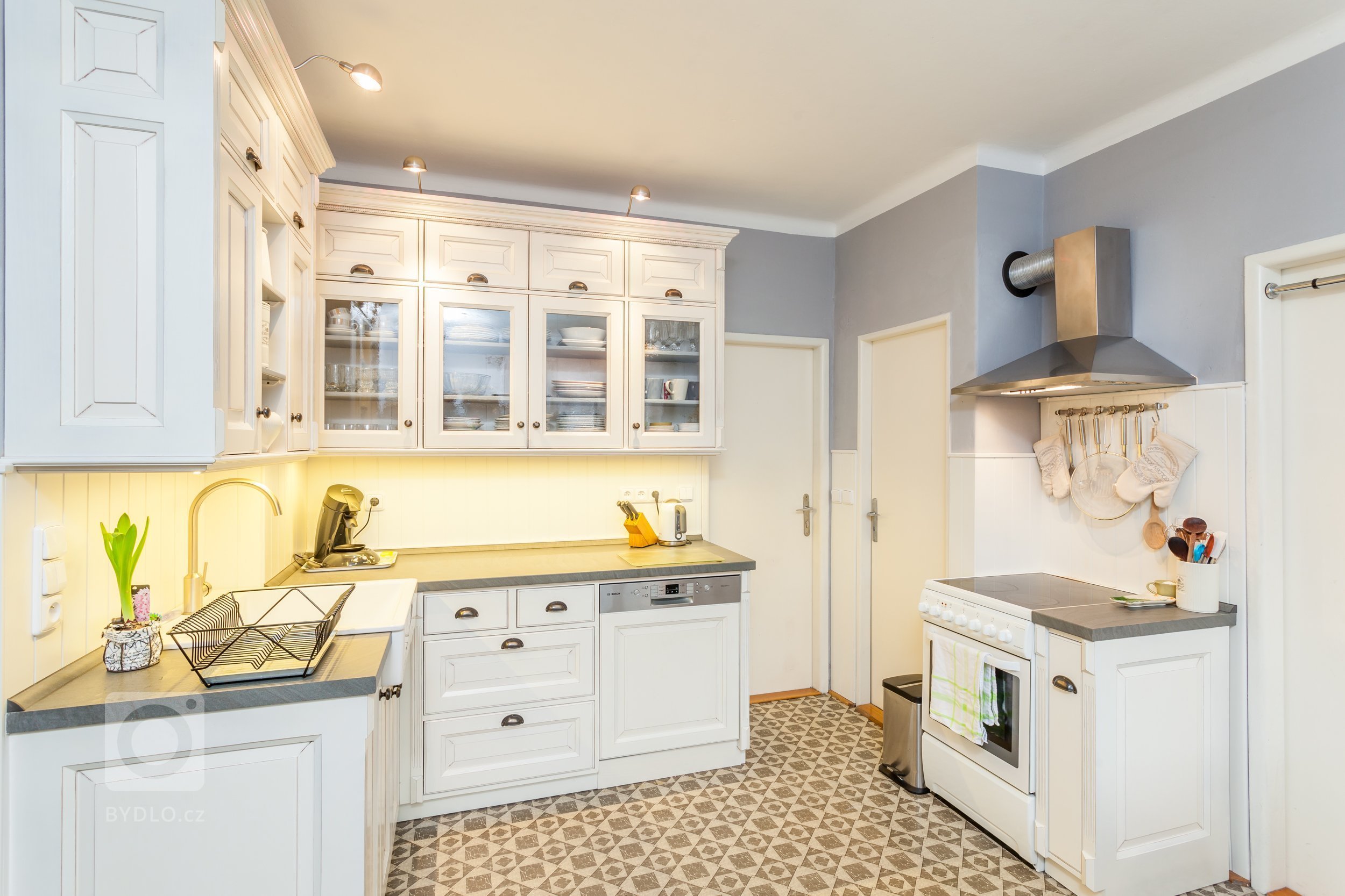 Francouzský styl Provence - jedná se o elegantní styl v dekoru opotřebovaného masivního dřeva, bílých, krémových nebo našedlých tónech včetně patiny.
