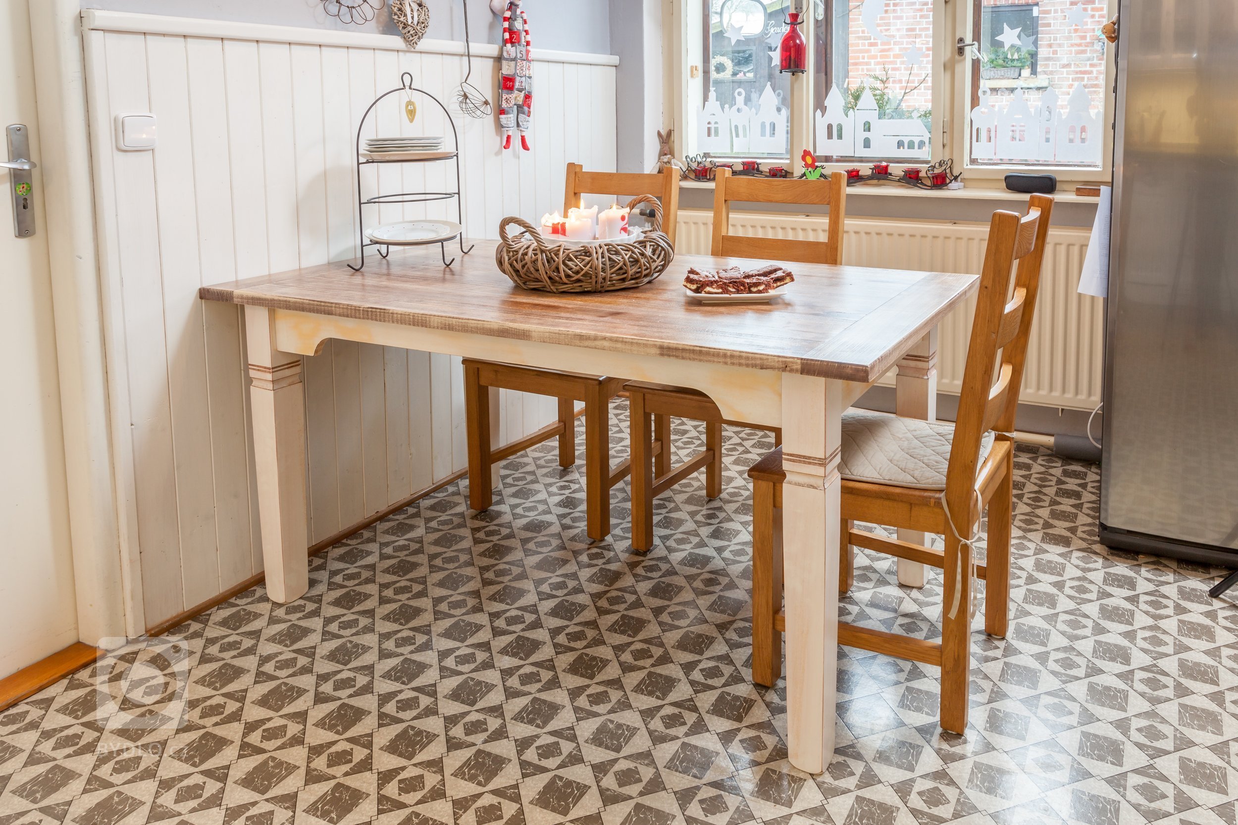 Francouzský styl Provence - jedná se o elegantní styl v dekoru opotřebovaného masivního dřeva, bílých, krémových nebo našedlých tónech včetně patiny.
