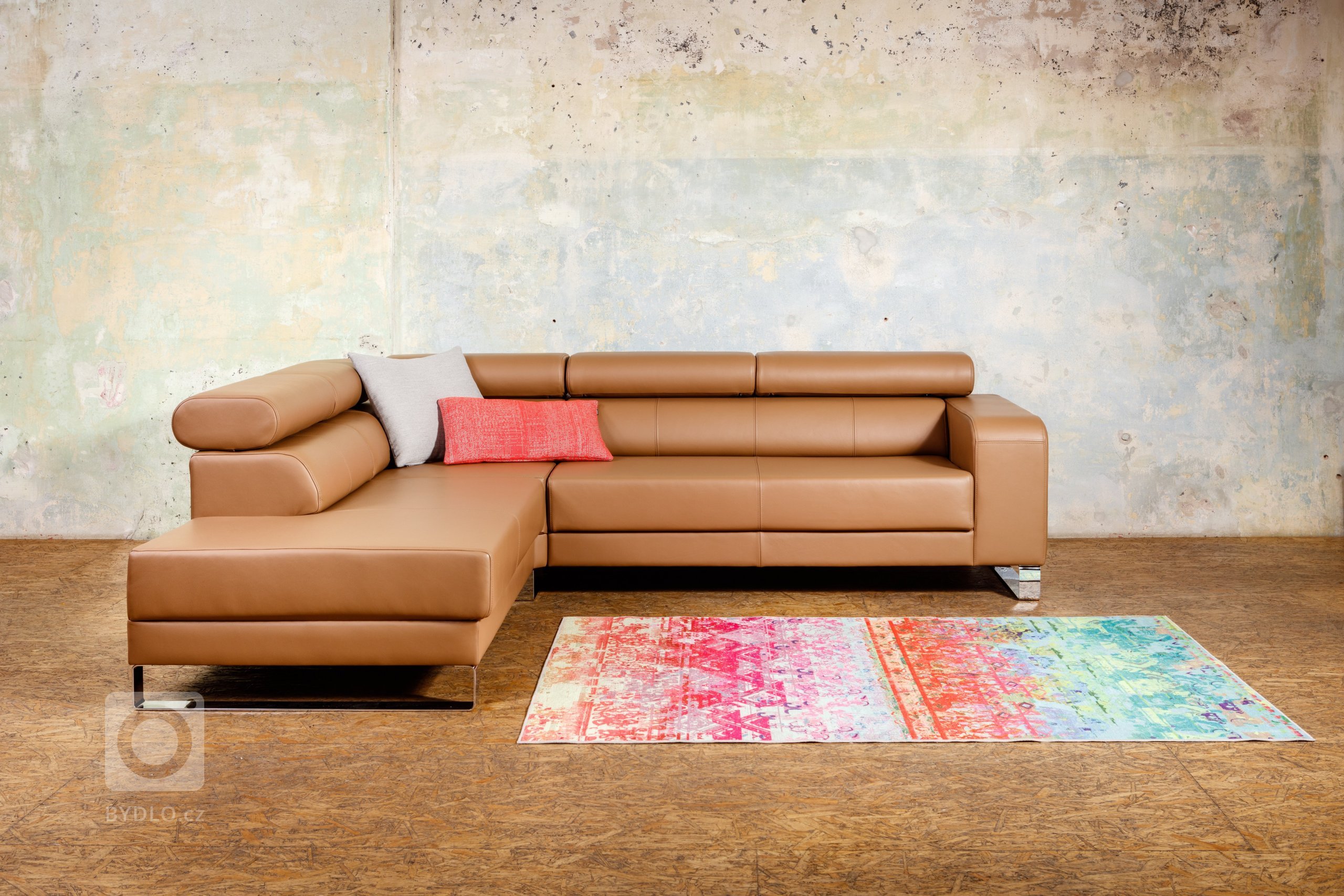 Moderní sedací souprava s polohovacími opěrkami hlavy.&nbsp;
