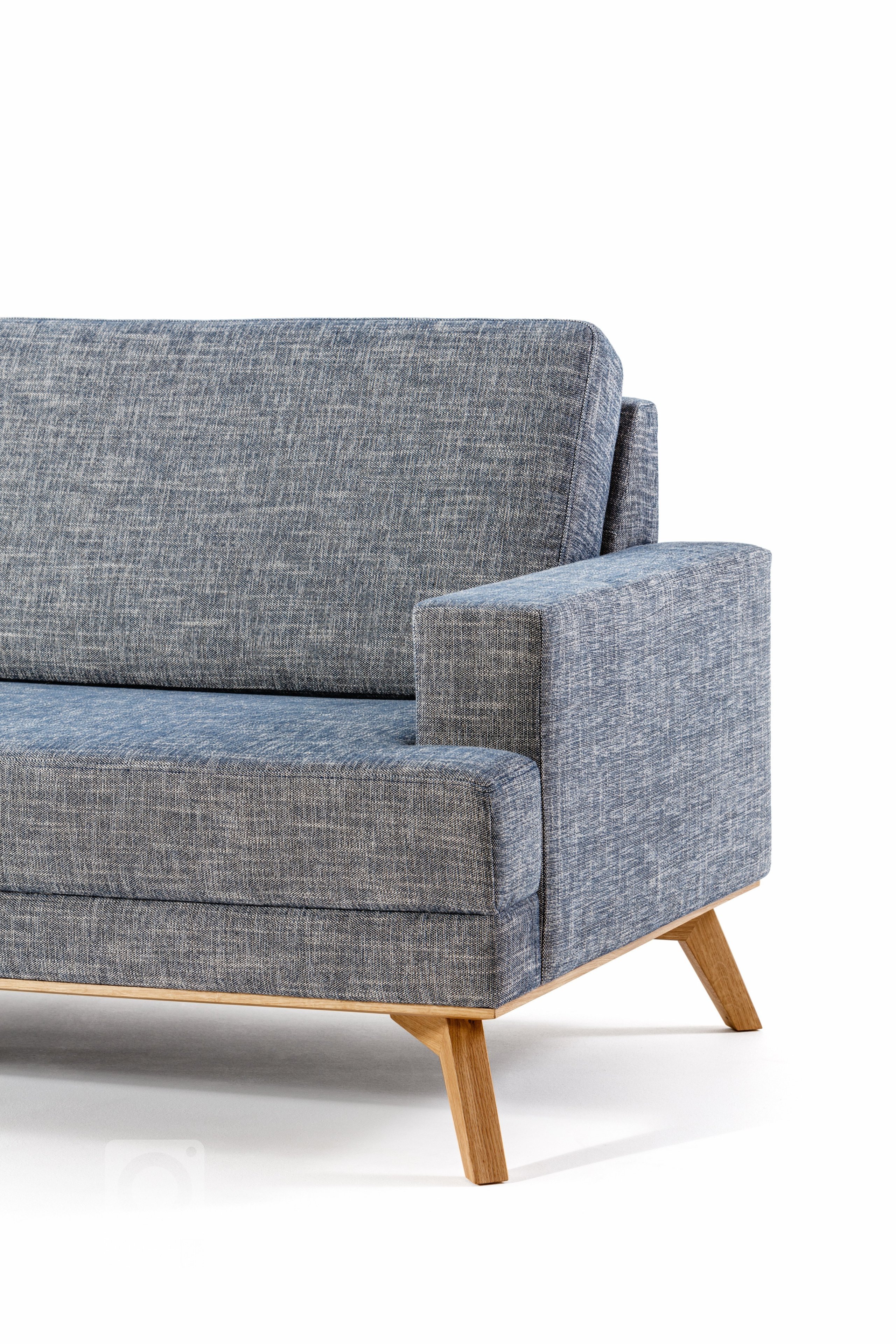 Sedací souprava s vysokým podnožím. Poskytuje různé možnosti sestav. V nabdíce je kovové i dřevěné podnoží.&nbsp;
