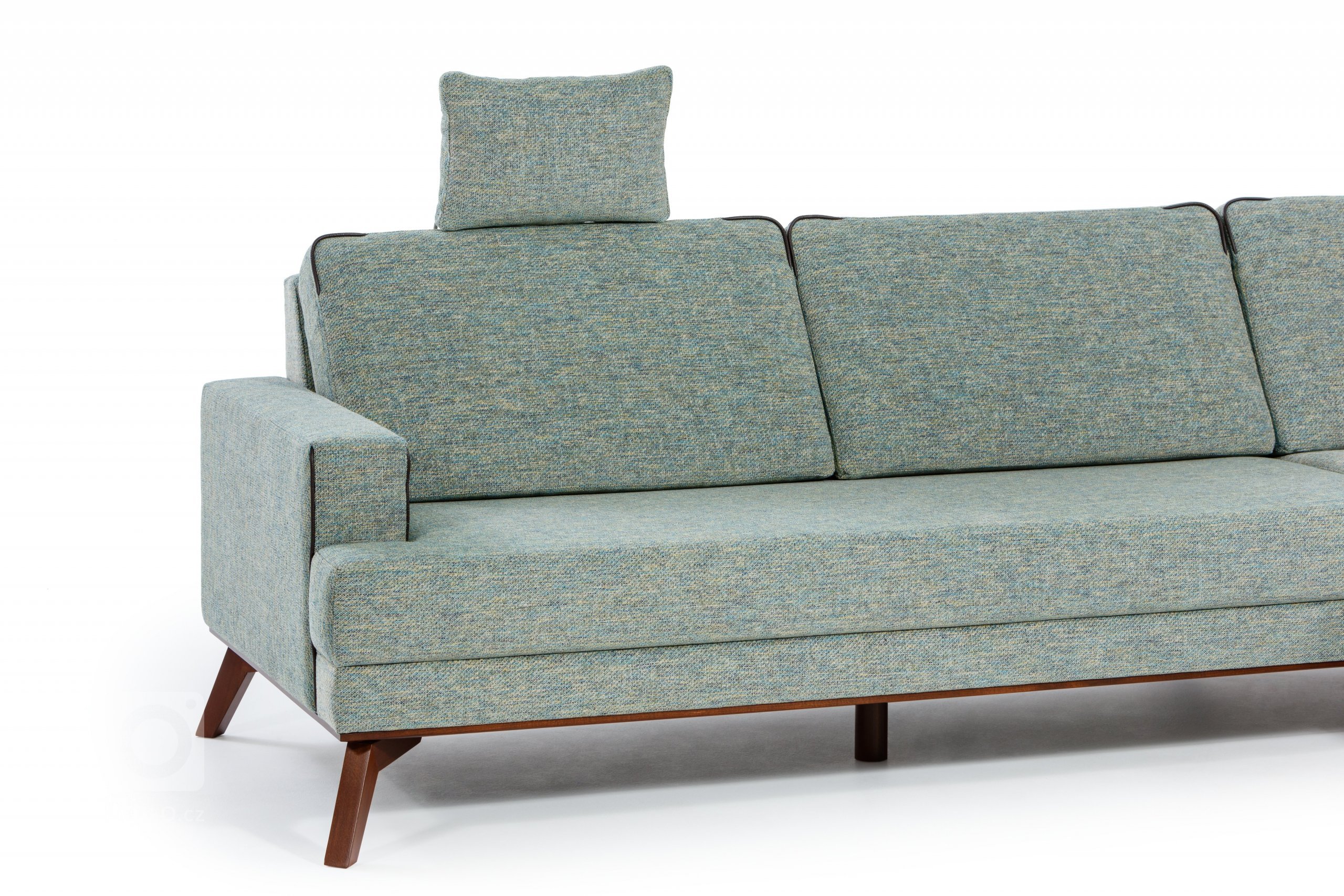 Sedací souprava s vysokým podnožím. Poskytuje různé možnosti sestav. V nabdíce je kovové i dřevěné podnoží.&nbsp;
