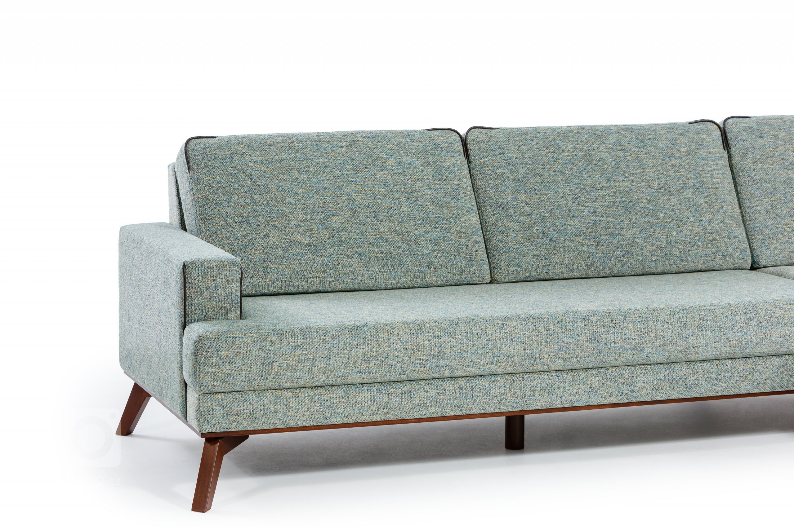 Sedací souprava s vysokým podnožím. Poskytuje různé možnosti sestav. V nabdíce je kovové i dřevěné podnoží.&nbsp;
