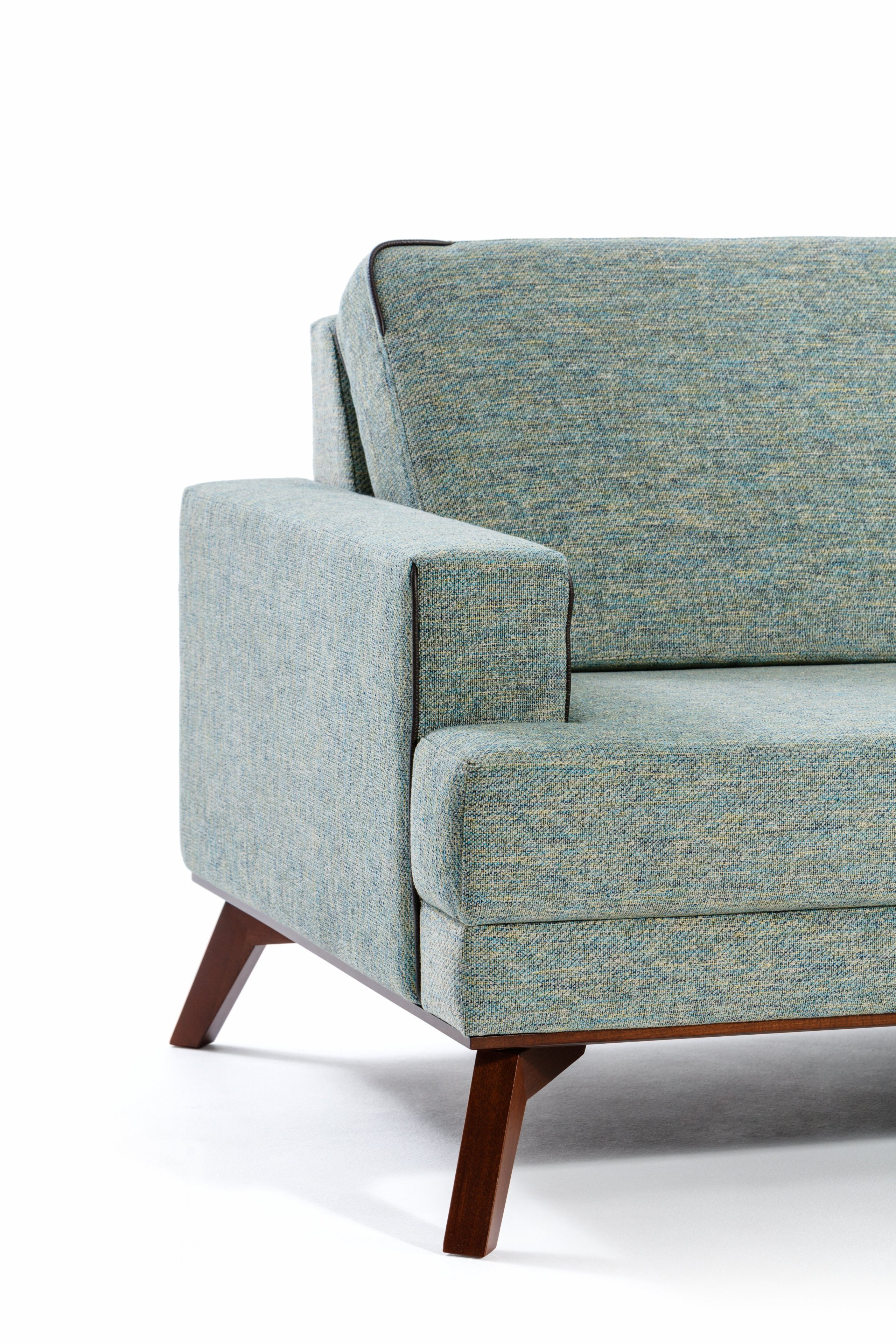 Sedací souprava s vysokým podnožím. Poskytuje různé možnosti sestav. V nabdíce je kovové i dřevěné podnoží.&nbsp;
