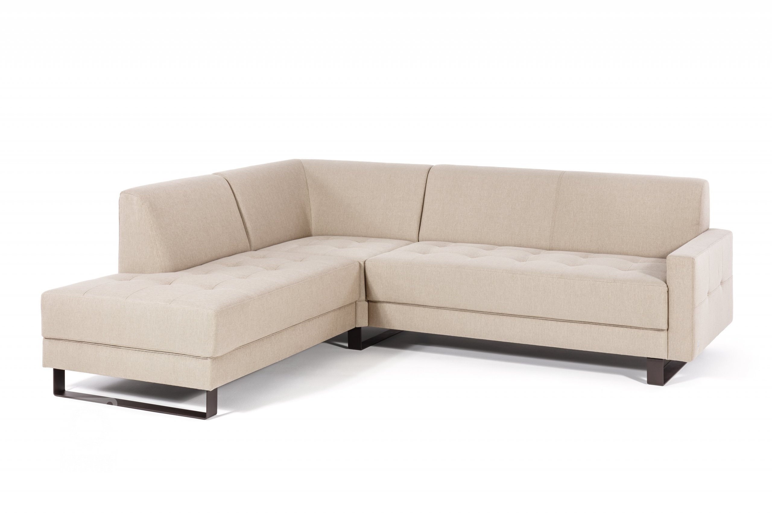 Sedací souprava s detailním zpracováním sedáku pomocí&nbsp;čalounických vtahů. Efektní výrazné prošití. Odlehčená područka.&nbsp;
Jako podnoží jsme zvolili…