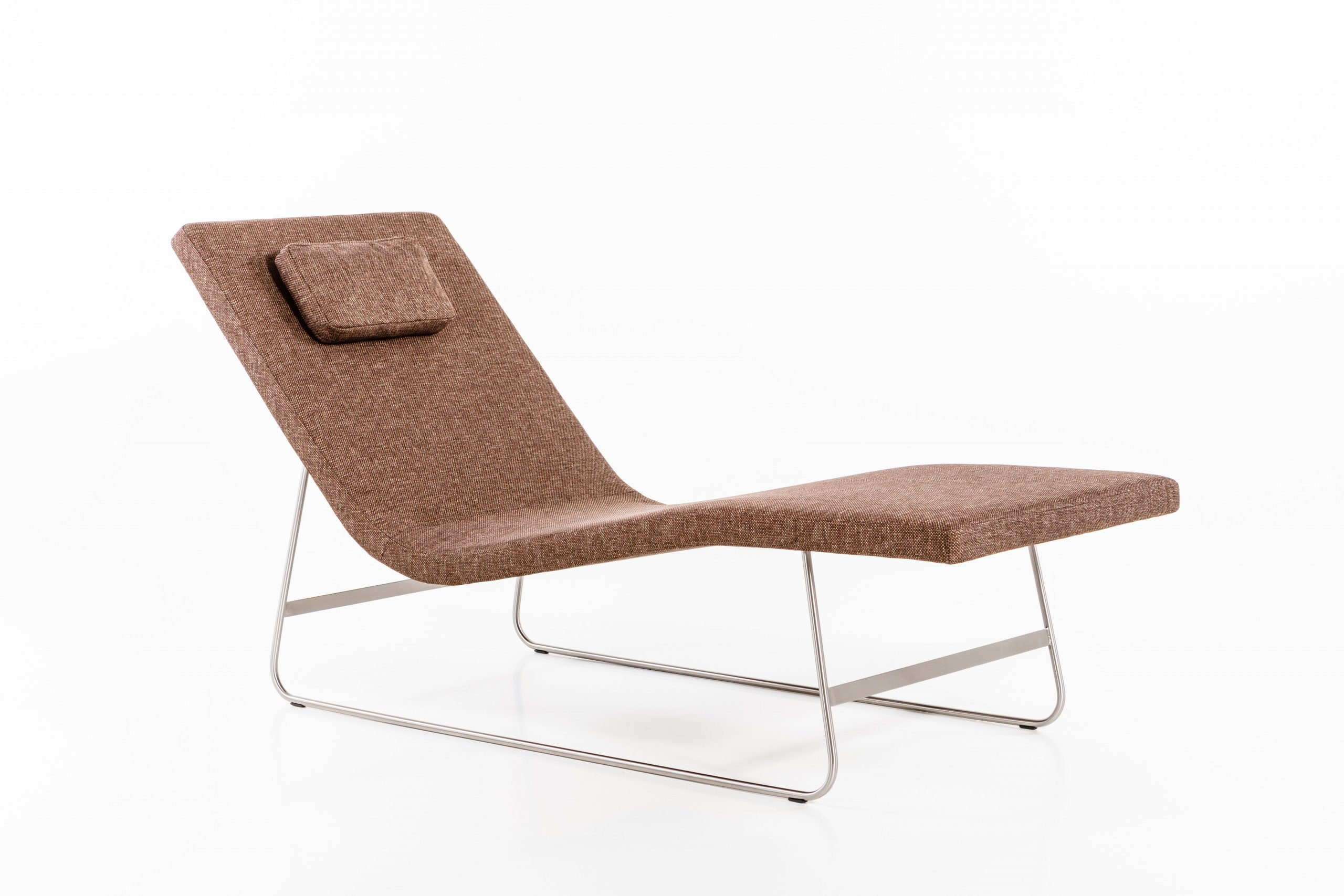 Chaise Longue Pure&nbsp;je nadčasová lenoška křehkých tvarů, v&nbsp;interiéru působí lehce a vzdušně. Její pomyslná minimalistická vlnka může přinášet pohodlí…
