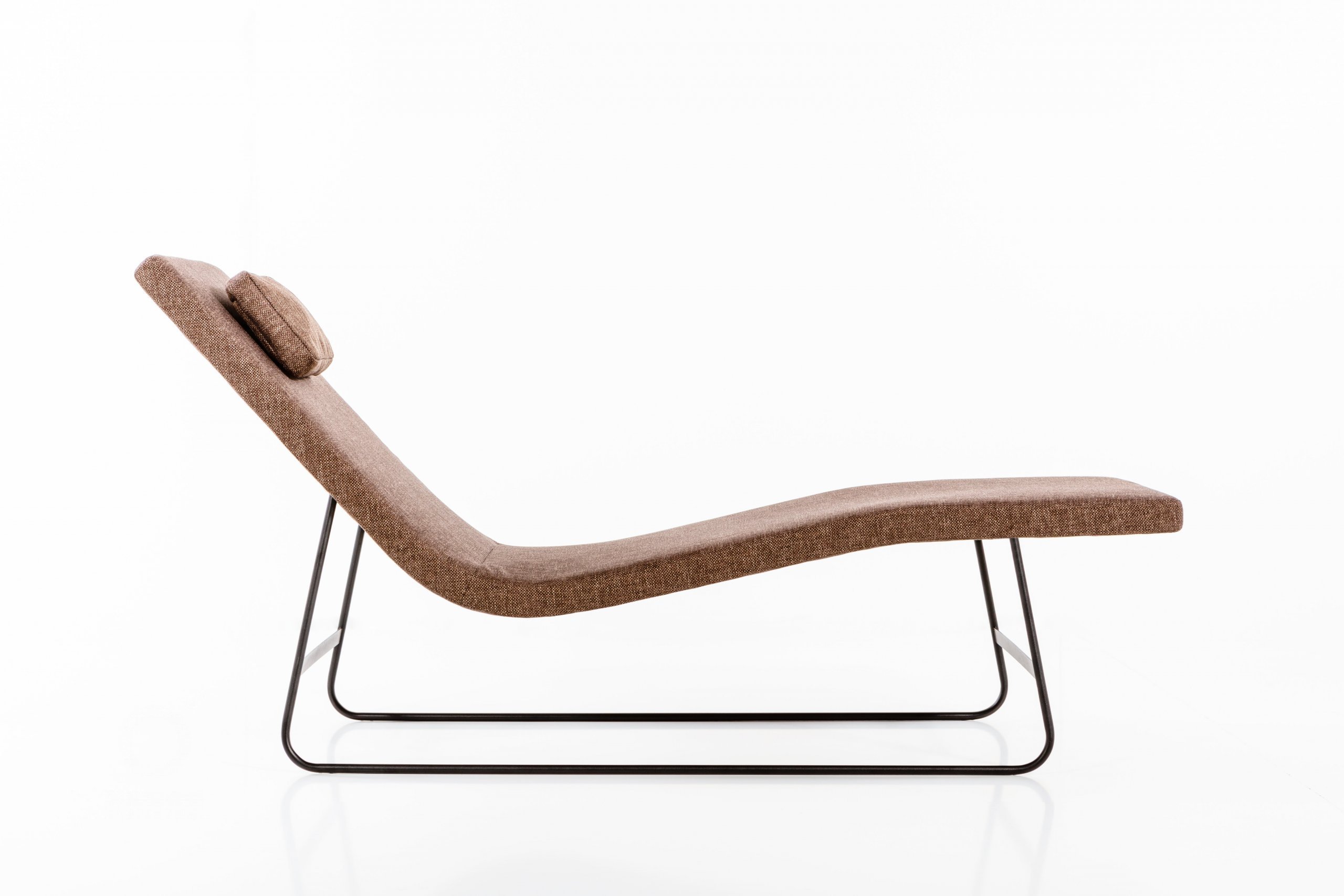 Chaise Longue Pure&nbsp;je nadčasová lenoška křehkých tvarů, v&nbsp;interiéru působí lehce a vzdušně. Její pomyslná minimalistická vlnka může přinášet pohodlí…