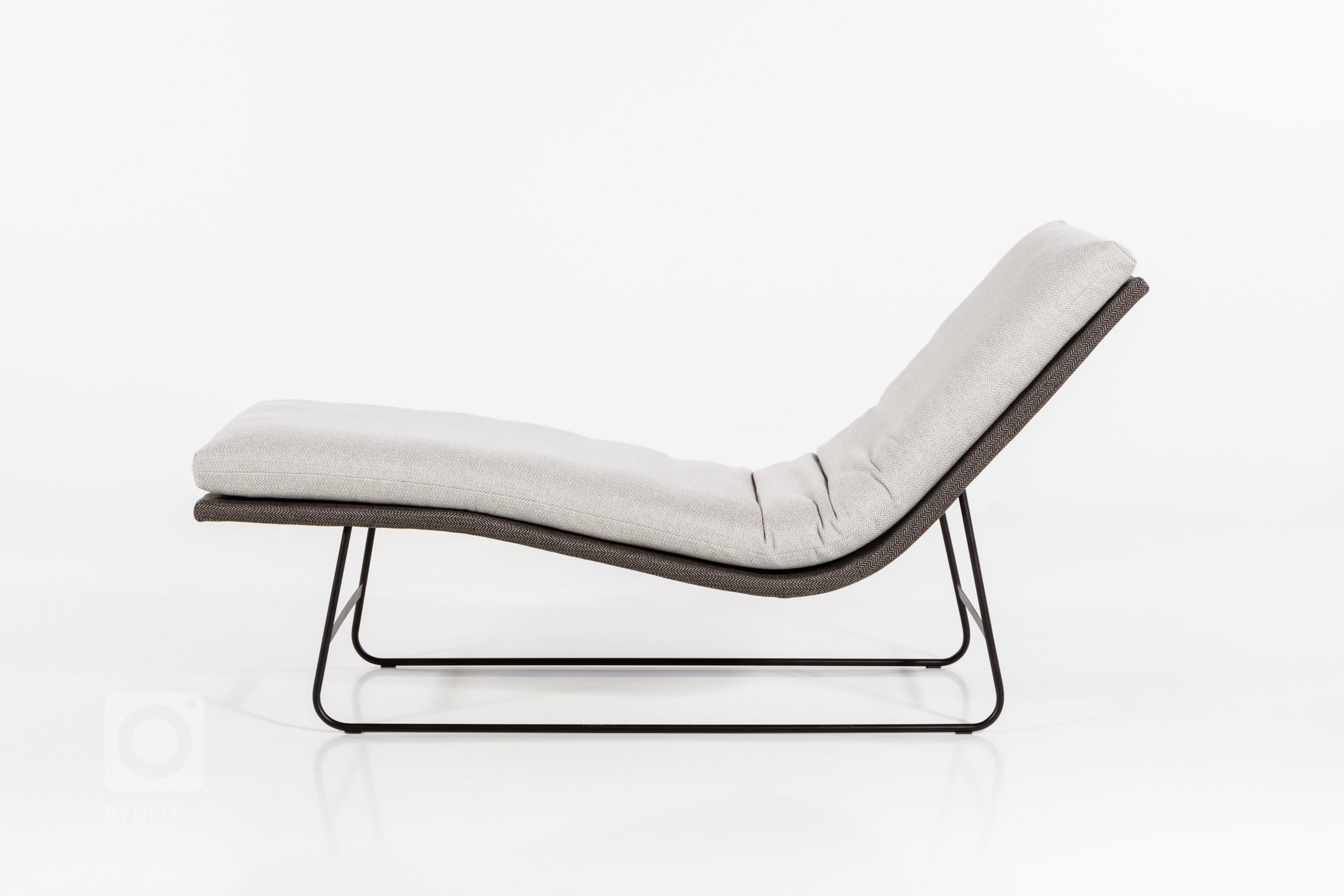 Chaise Longue Pure&nbsp;je nadčasová lenoška křehkých tvarů, v&nbsp;interiéru působí lehce a vzdušně. Její pomyslná minimalistická vlnka může přinášet pohodlí…
