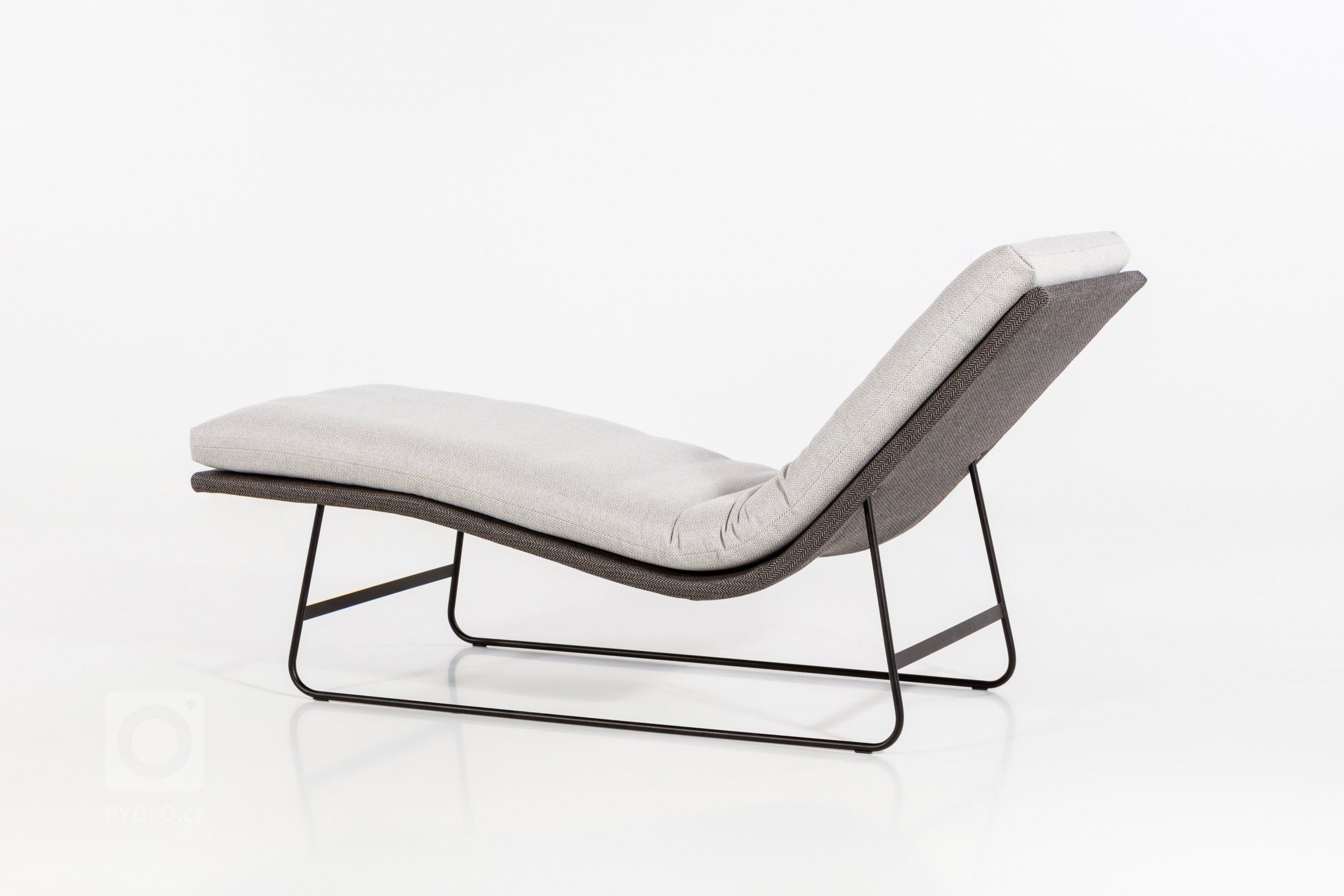 Chaise Longue Pure&nbsp;je nadčasová lenoška křehkých tvarů, v&nbsp;interiéru působí lehce a vzdušně. Její pomyslná minimalistická vlnka může přinášet pohodlí…