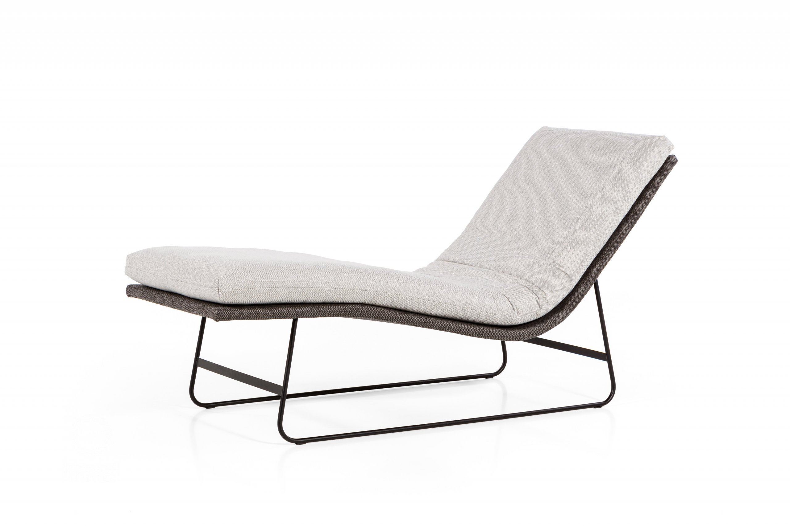 Chaise Longue Pure&nbsp;je nadčasová lenoška křehkých tvarů, v&nbsp;interiéru působí lehce a vzdušně. Její pomyslná minimalistická vlnka může přinášet pohodlí…