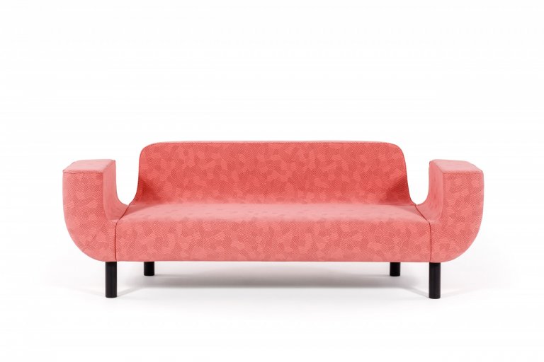 První sofa navržené tak, aby bylo krásné ze všech stran.

Osobitý tvar, nízký hluboký sed a harmonie detailů této pohovky jsou návrhem uznávaného českého…