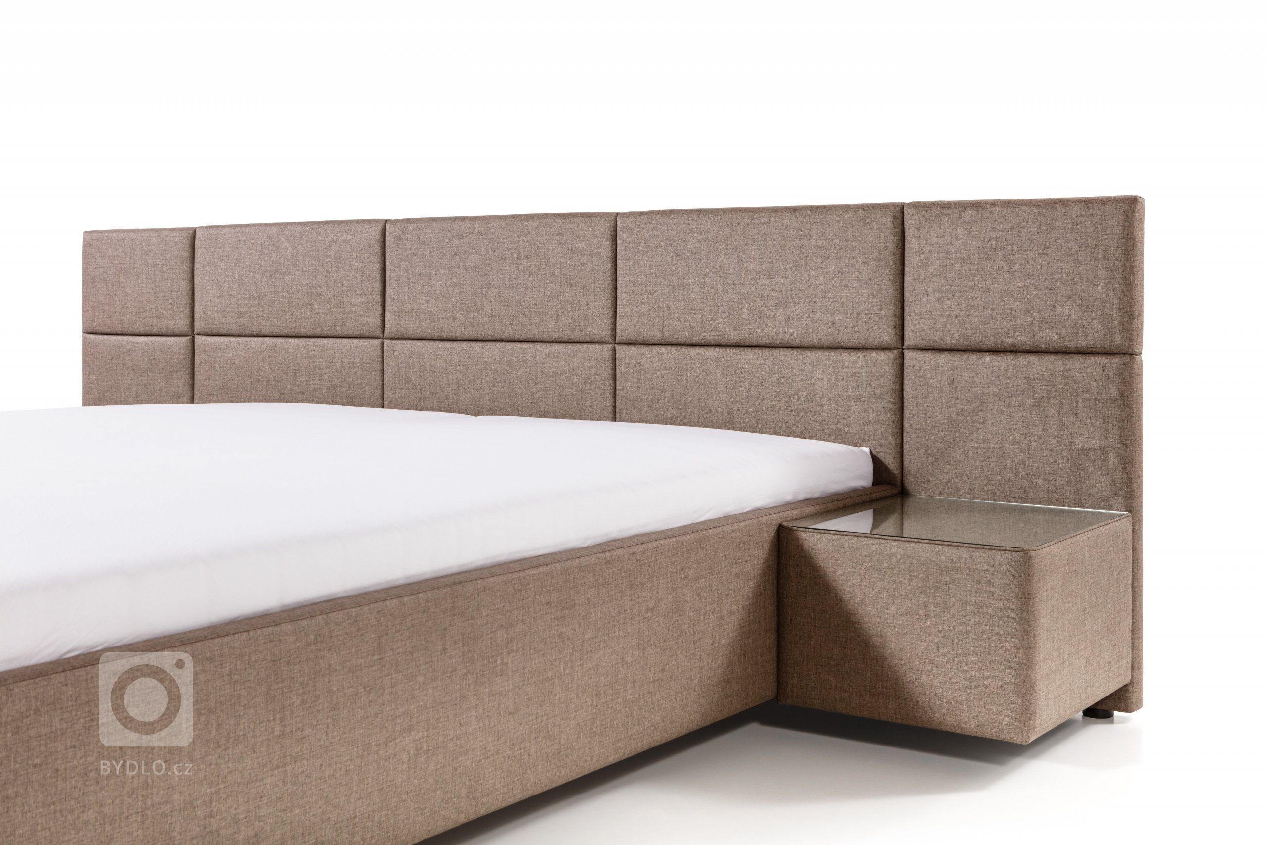 Čalouněná postel s čelem poskládaným ze symetrických obdélníků. Lze přidat noční stolky.

- stabilní pevná konstrukce
- pohodlná výška pro vstávání 45 cm
-…