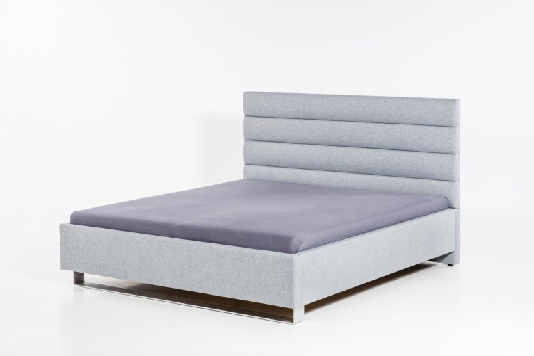 Čalouněná postel s čelem tvořeným z jednoduchých zaoblených pruhů.

- stabilní pevná konstrukce
- pohodlná výška pro vstávání 45 cm
- nastavení úrovně…
