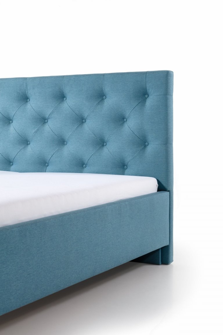 Čalouněná postel s čelem ozdobeným čalounickými vtahy s knoflíky

- stabilní pevná konstrukce
- pohodlná výška pro vstávání 45 cm
- nastavení úrovně výšky…