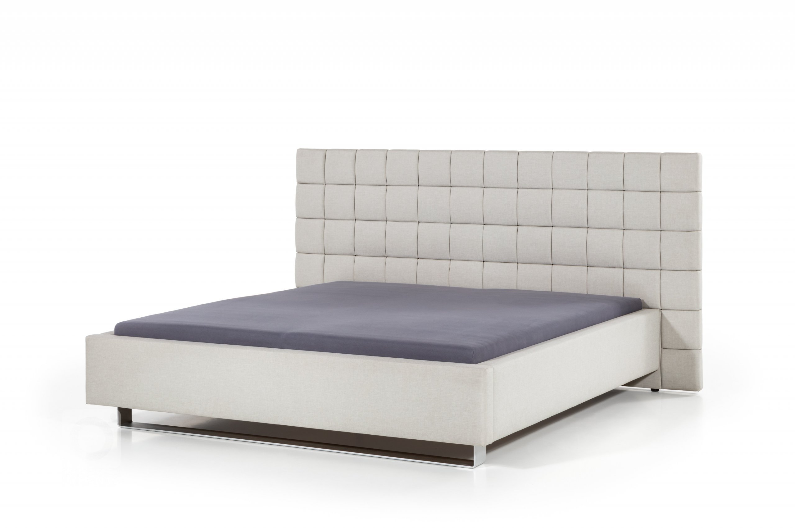 Čalouněná postel se zadním čelem sestaveným z očalouněných kostek.

- stabilní pevná konstrukce
- pohodlná výška pro vstávání 45 cm
- nastavení úrovně…