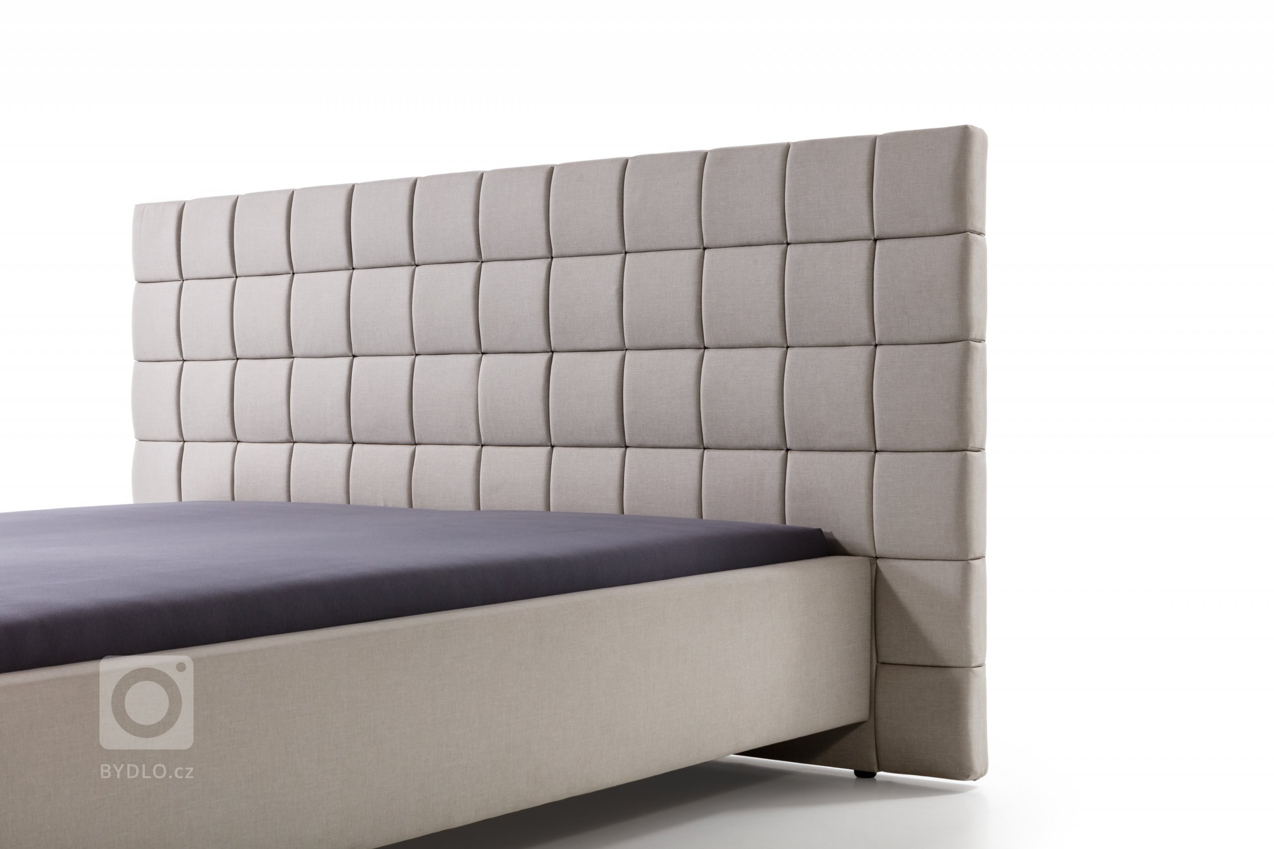 Čalouněná postel se zadním čelem sestaveným z očalouněných kostek.

- stabilní pevná konstrukce
- pohodlná výška pro vstávání 45 cm
- nastavení úrovně…