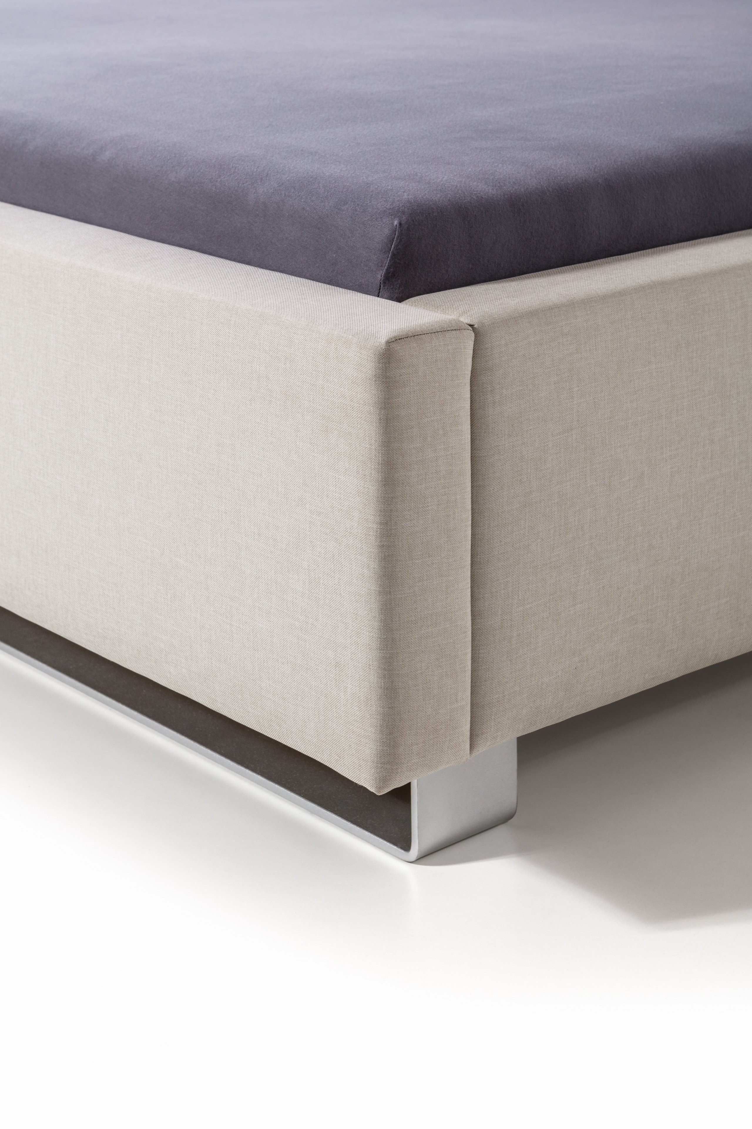 Čalouněná postel se zadním čelem sestaveným z očalouněných kostek.

- stabilní pevná konstrukce
- pohodlná výška pro vstávání 45 cm
- nastavení úrovně…