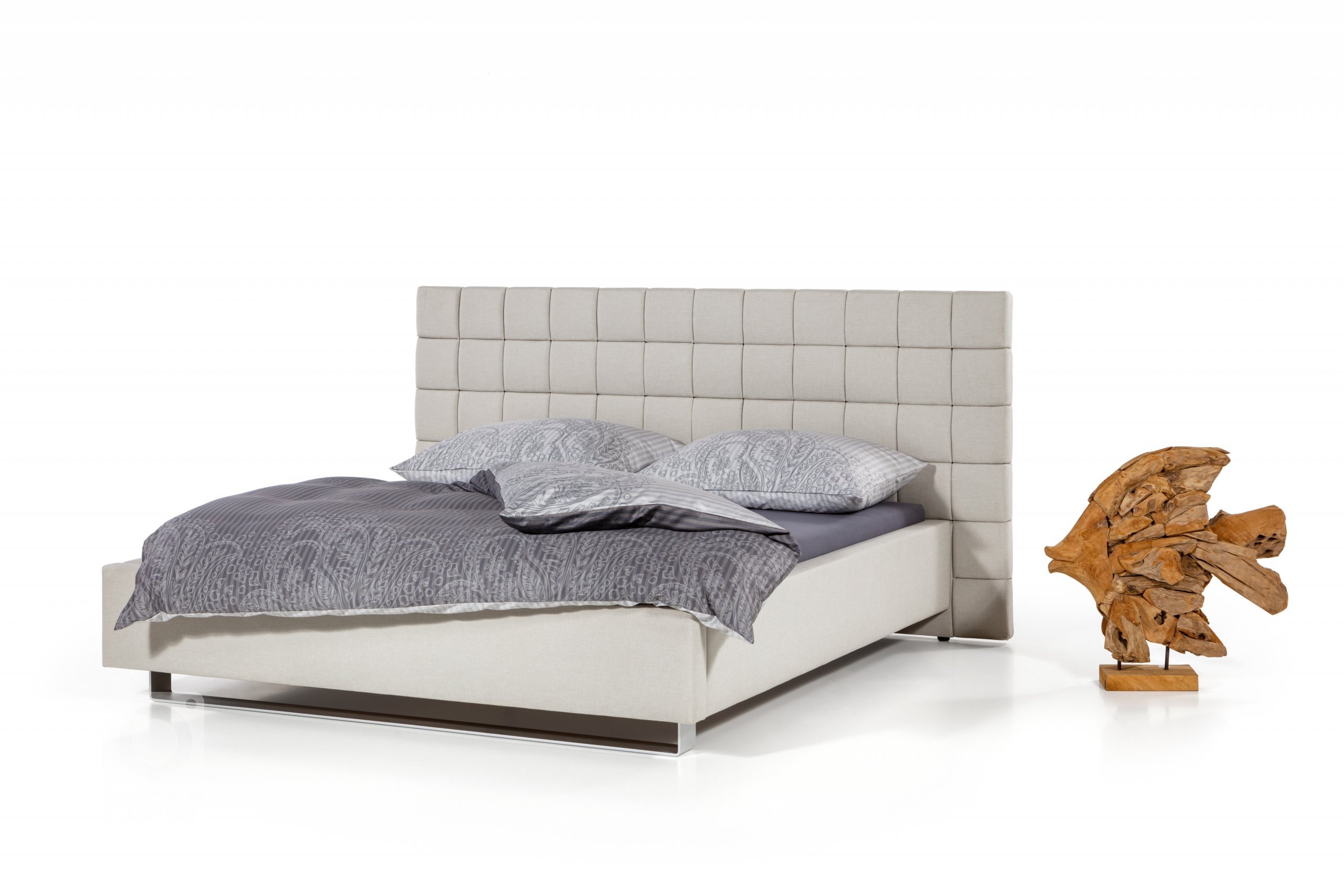 Čalouněná postel se zadním čelem sestaveným z očalouněných kostek.

- stabilní pevná konstrukce
- pohodlná výška pro vstávání 45 cm
- nastavení úrovně…