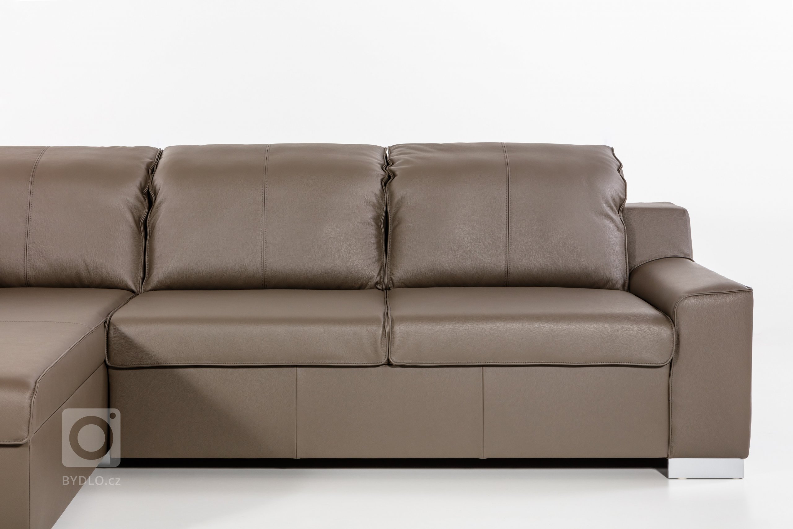 Pro milovníky pohodlí

Variabilní sedací souprava nabízí celou škálu prvků pro komfortní posezení a odpočívání. Variabilitu pohovky ÓRIÓN podtrhuje výběr z…