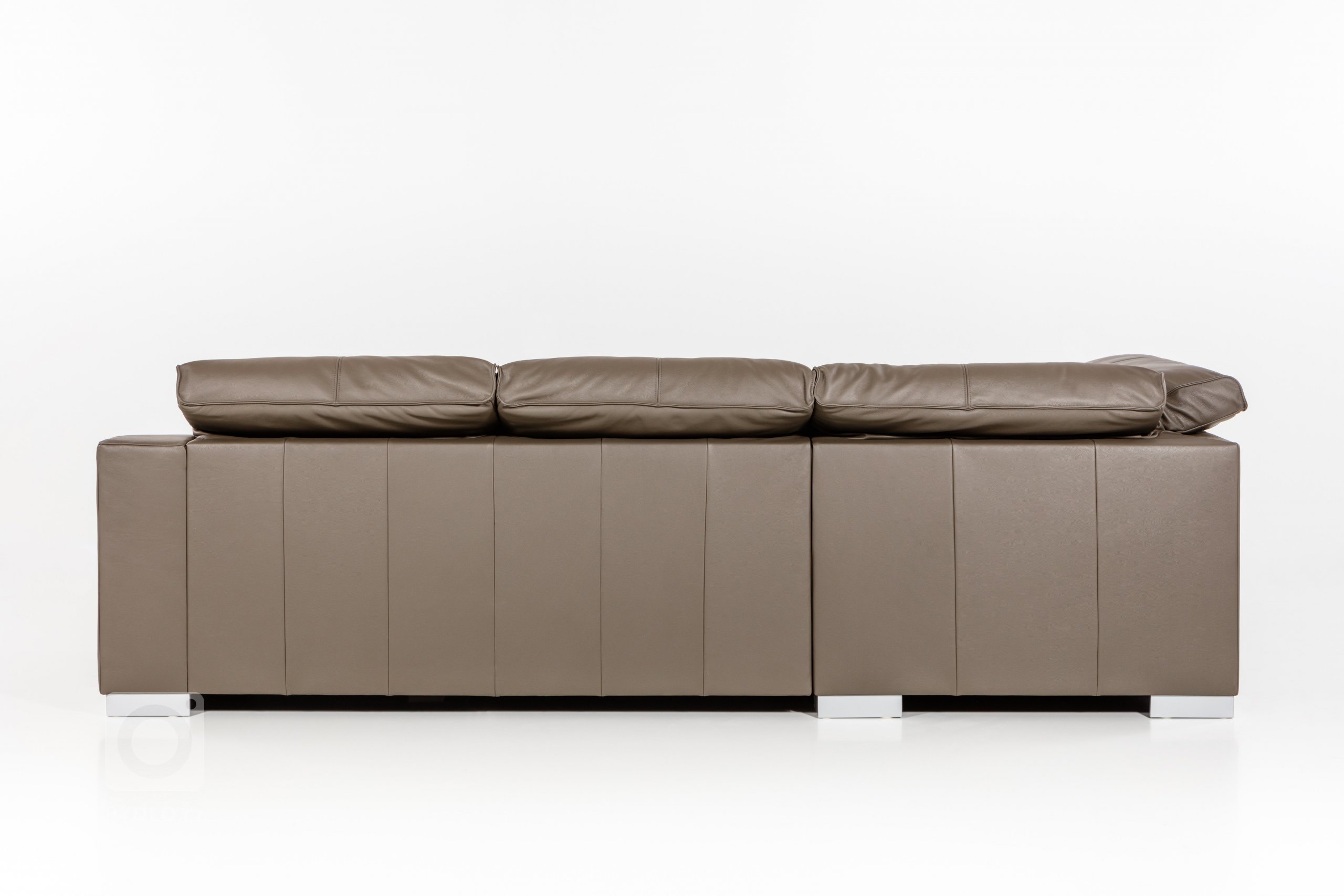 Pro milovníky pohodlí

Variabilní sedací souprava nabízí celou škálu prvků pro komfortní posezení a odpočívání. Variabilitu pohovky ÓRIÓN podtrhuje výběr z…