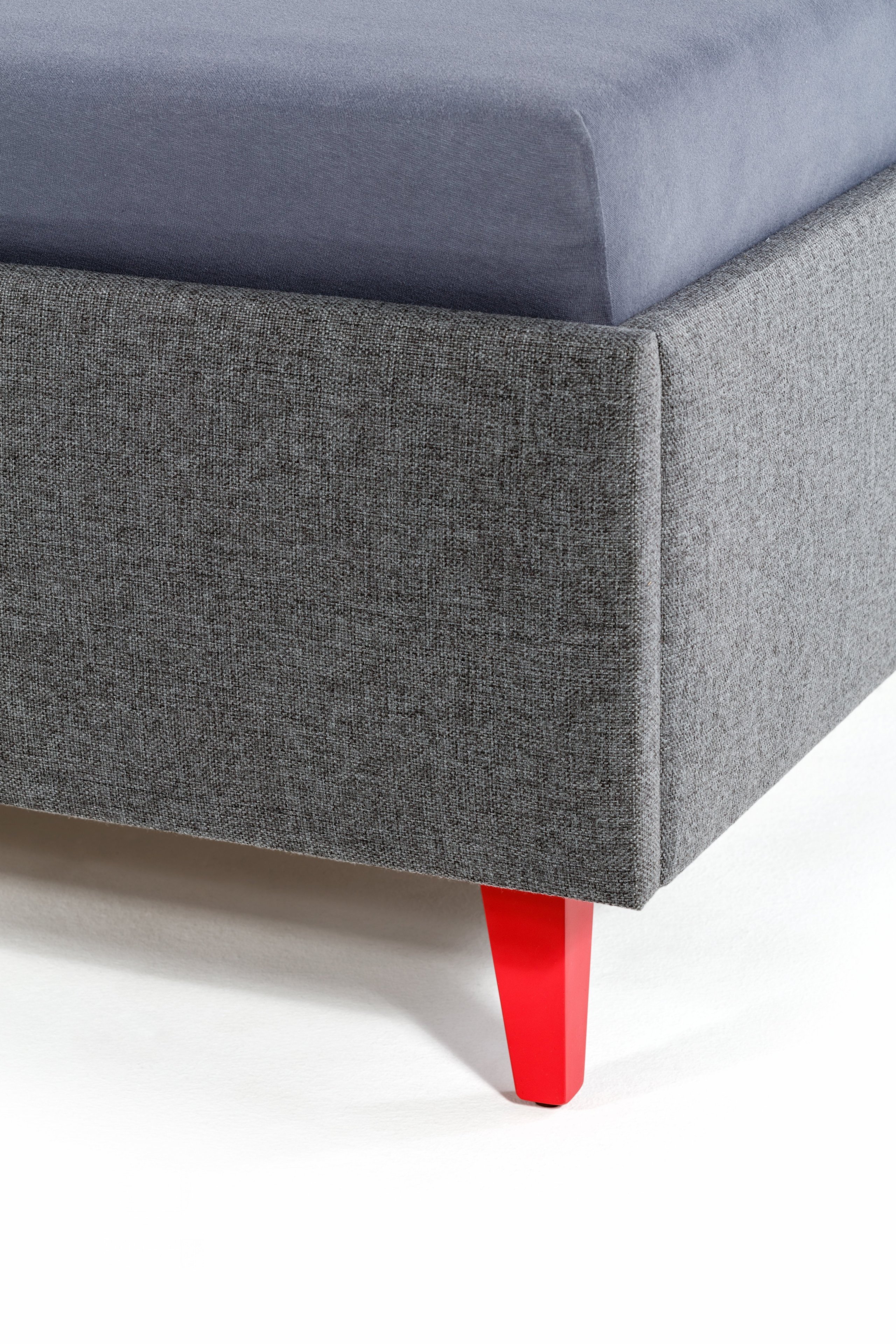 Zadní čelo působí trojrozměrně, oproti ostatním postelím má i boky, které jsou zkosené a obepínají rám postele. Do čela postele je vsunuta očalouněná deska v…