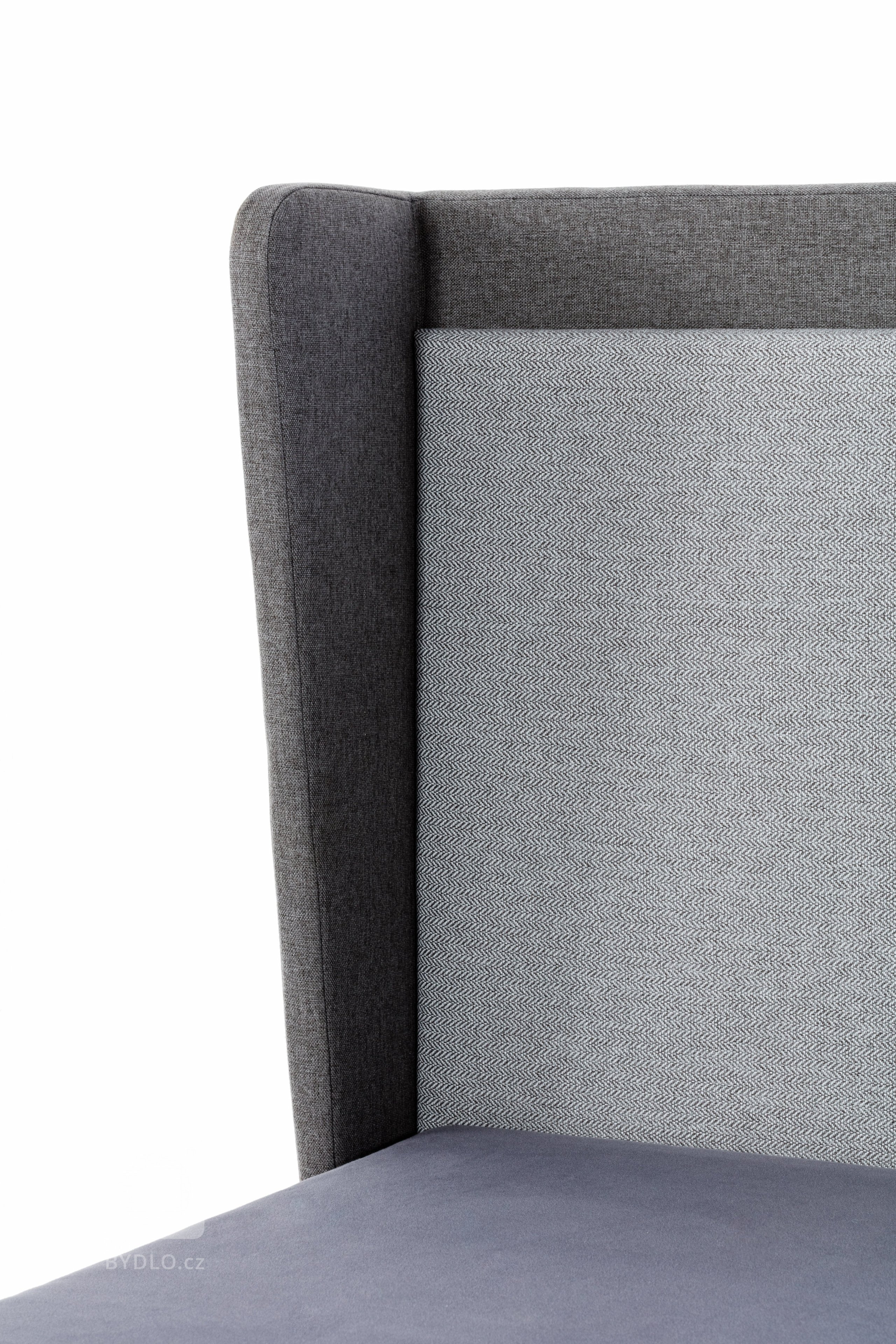 Zadní čelo působí trojrozměrně, oproti ostatním postelím má i boky, které jsou zkosené a obepínají rám postele. Do čela postele je vsunuta očalouněná deska v…